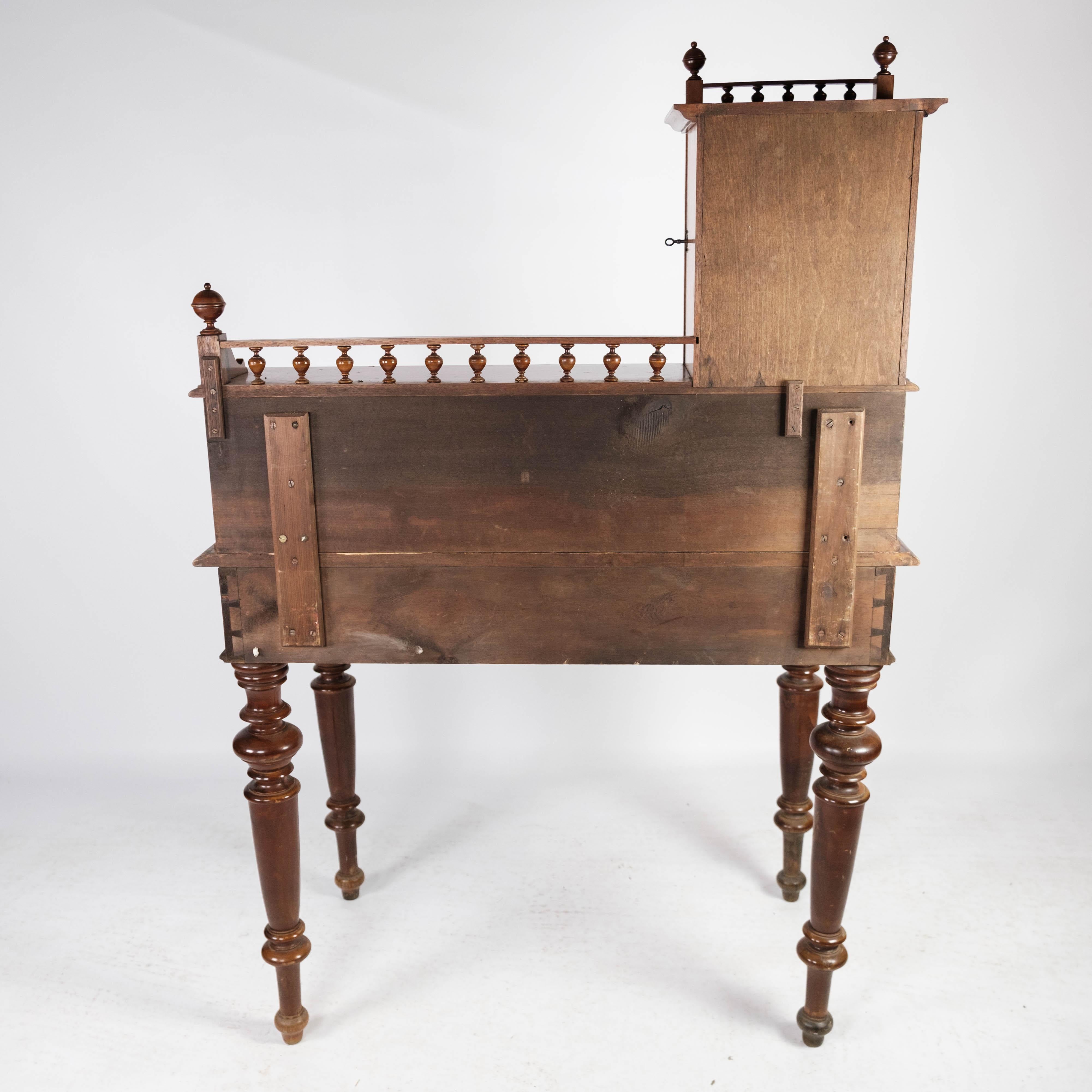 Dressing Table Made In Walnut With Glass From 1880s For Sale 11