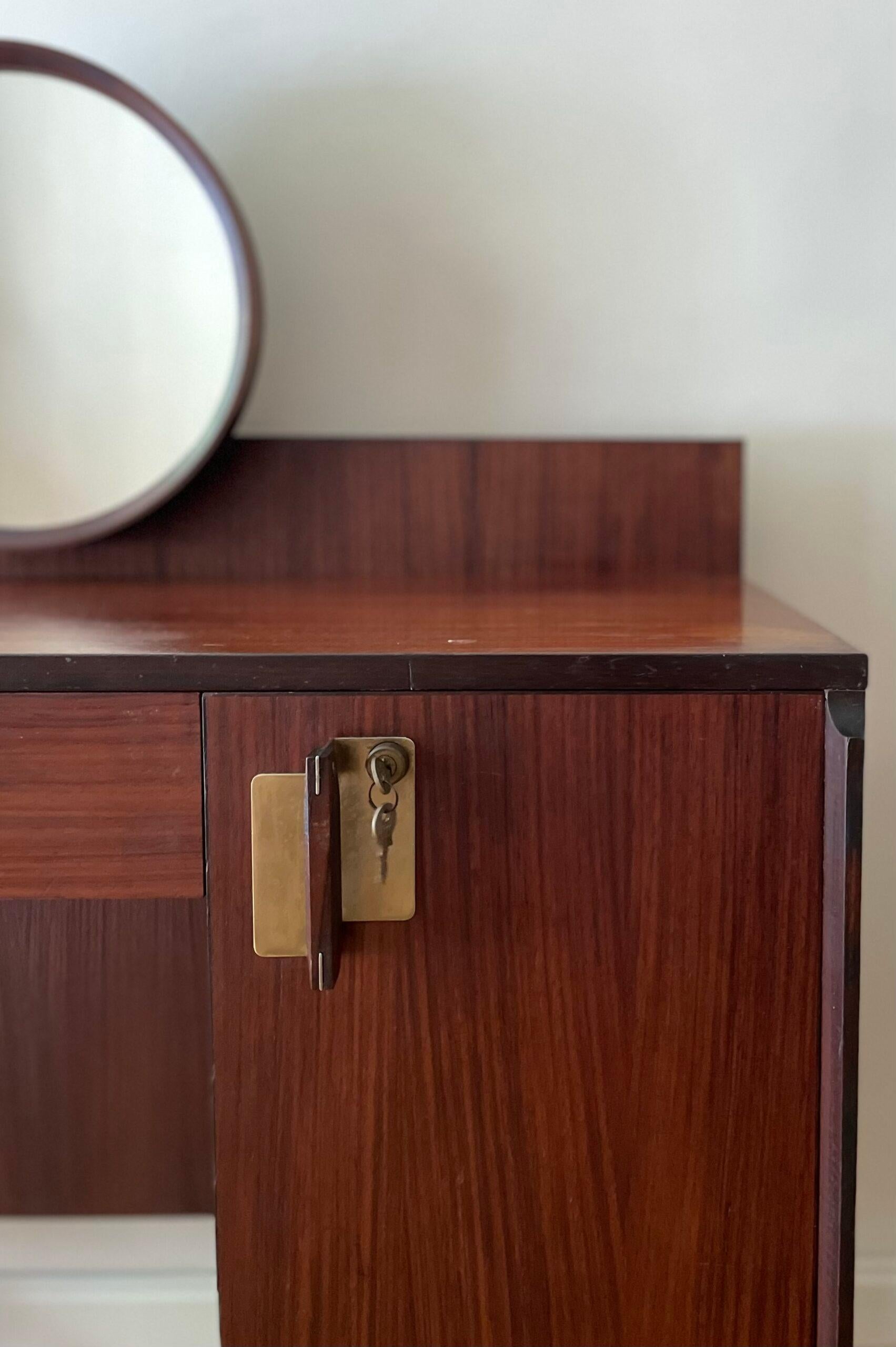 Mid Century dressing table model 'Positano 1306' by Ico & Luisa Parisi in rosewood and metal legs. Italy, 1950s.

Length: 85cm
Height: 77cm
Depth: 45cm
Mirror diameter: 38cm