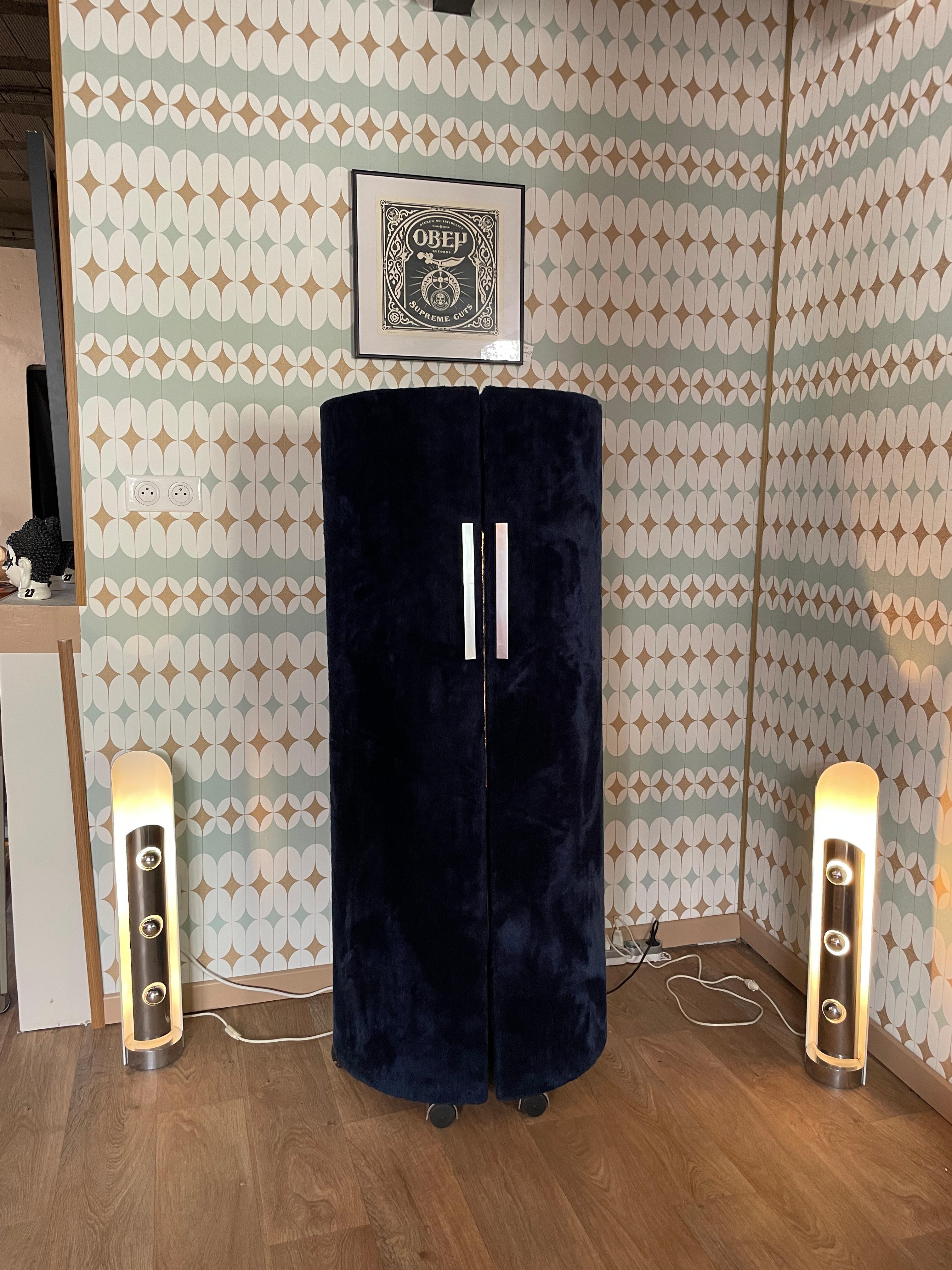 Dressing table - Vanitie 60-70 in fur, on wheel. Integrated stool.
Two lightning system.
Blue.
For an interior pop, space age and vintage.
In the style of Willy Rizzo, italian designer.
In the style of Willy Rizzo, Knoll, Ico Parisi, Romeo Rega,