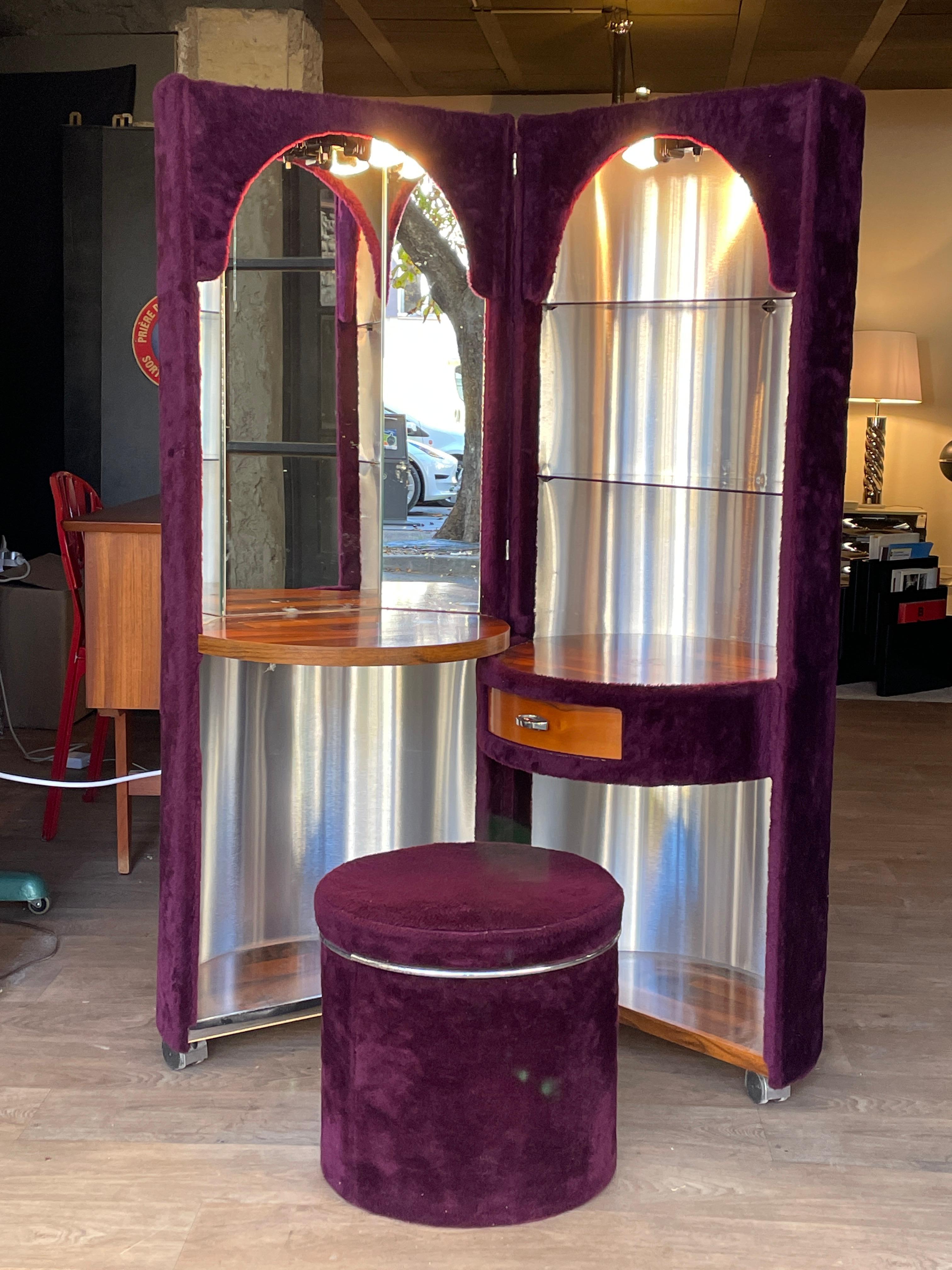 Dressing table - Vanitie 60-70 in fur, on wheel. integrated stool.
Two lightning system.
Purple.
For an interior pop, space age and vintage.
In the style of Willy Rizzo, Knoll, Ico Parisi, Romeo Rega, Eames. Raymon Loewy, Guzzini, Joe COLOMBO,