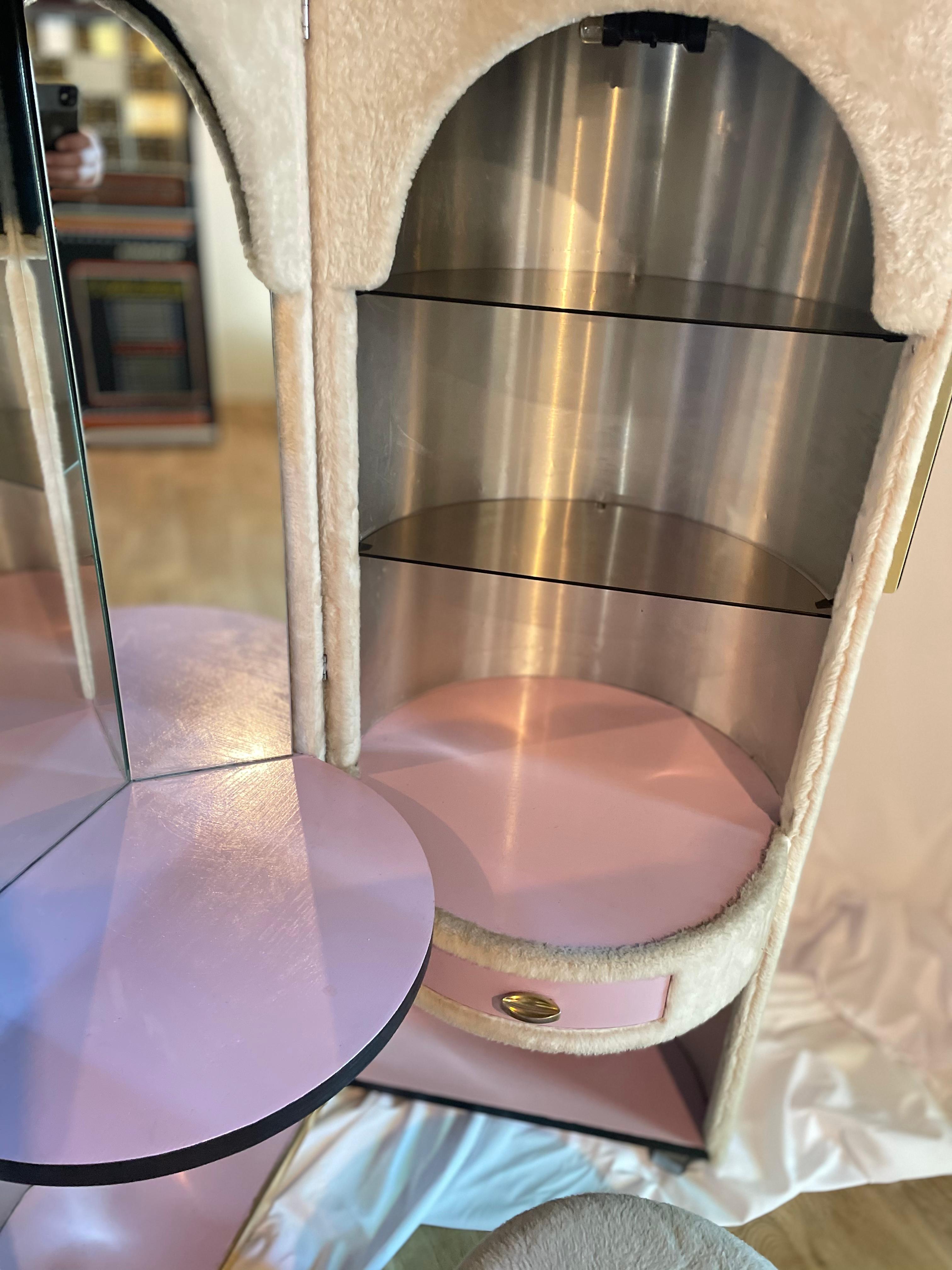 Dressing Table, Vanitie 60-70 Pop in Faux Fur White Pink Mid-Century Light Space In Excellent Condition In L'Isle sur la Sorgue, FR