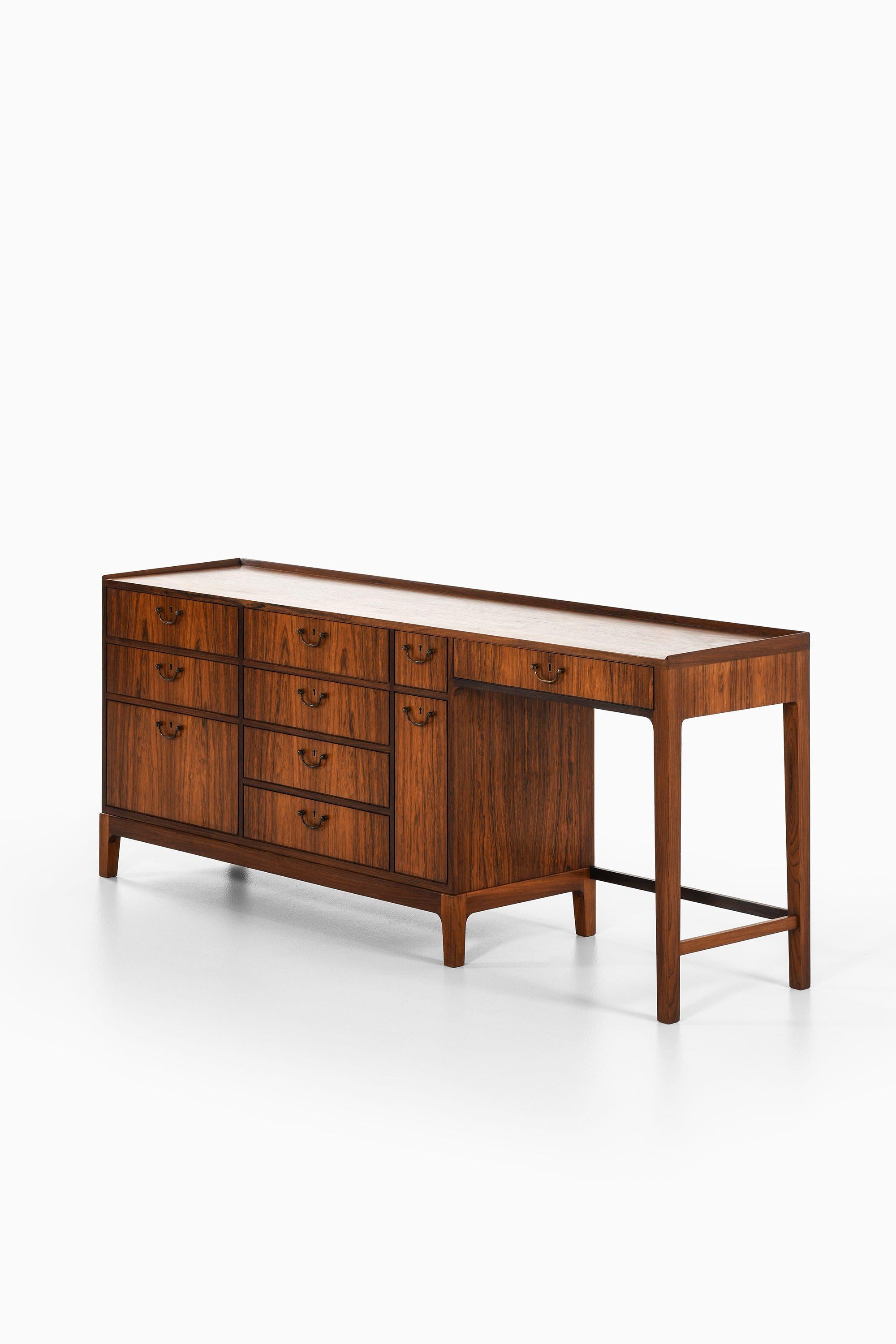 Tavolino da toilette / Vanity / Bureau in palissandro e ottone di Frode Holm, anni 1950

Informazioni aggiuntive:
Materiale: Palissandro, ottone
Stile: Metà secolo, Scandinavo
Prodotto da Illum Bolighus in Danimarca
Dimensioni (L. x P. x H.): 180 x