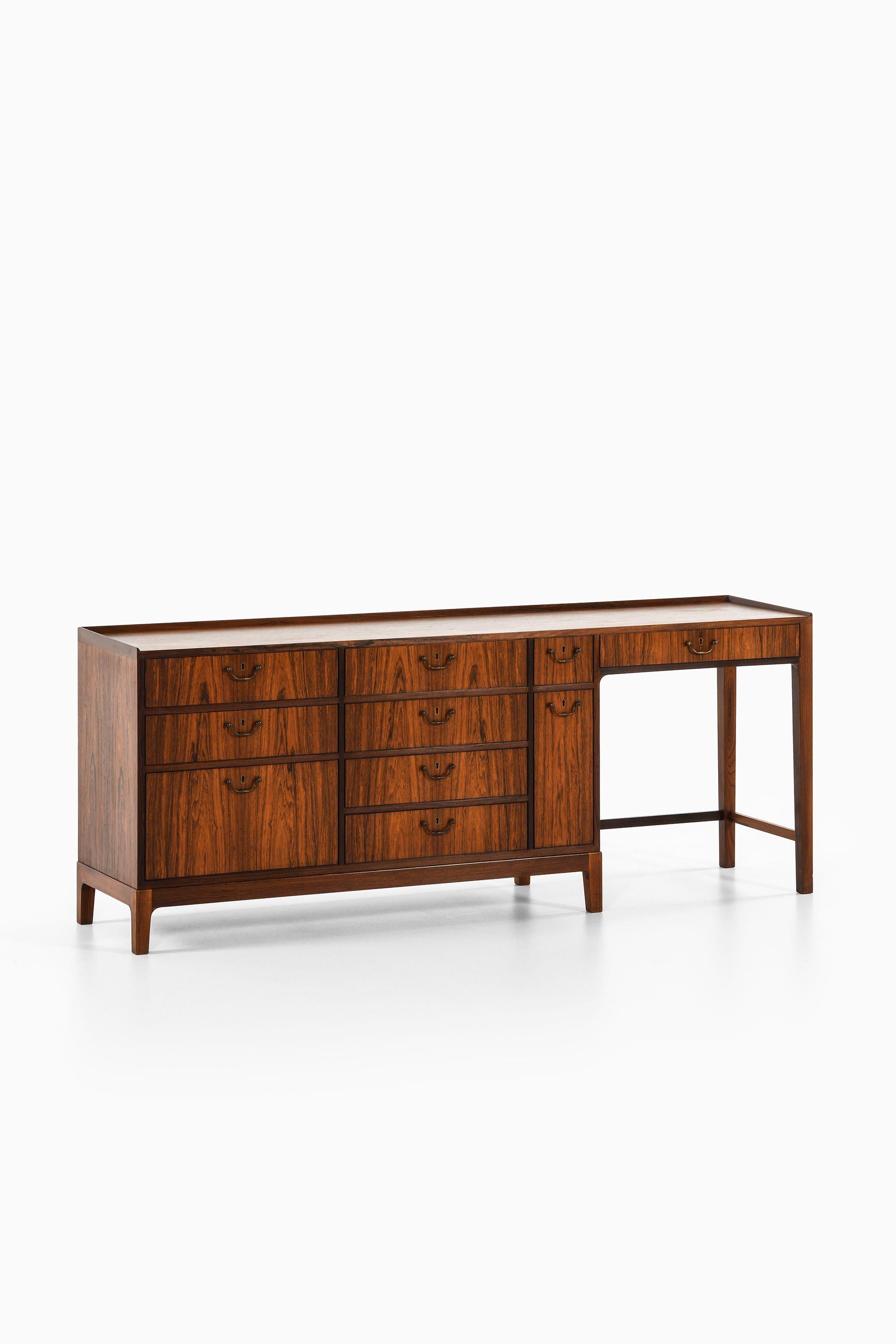Mid-Century moderno Tavolino da toilette / Vanity / Bureau in palissandro e ottone di Frode Holm, anni 1950 in vendita