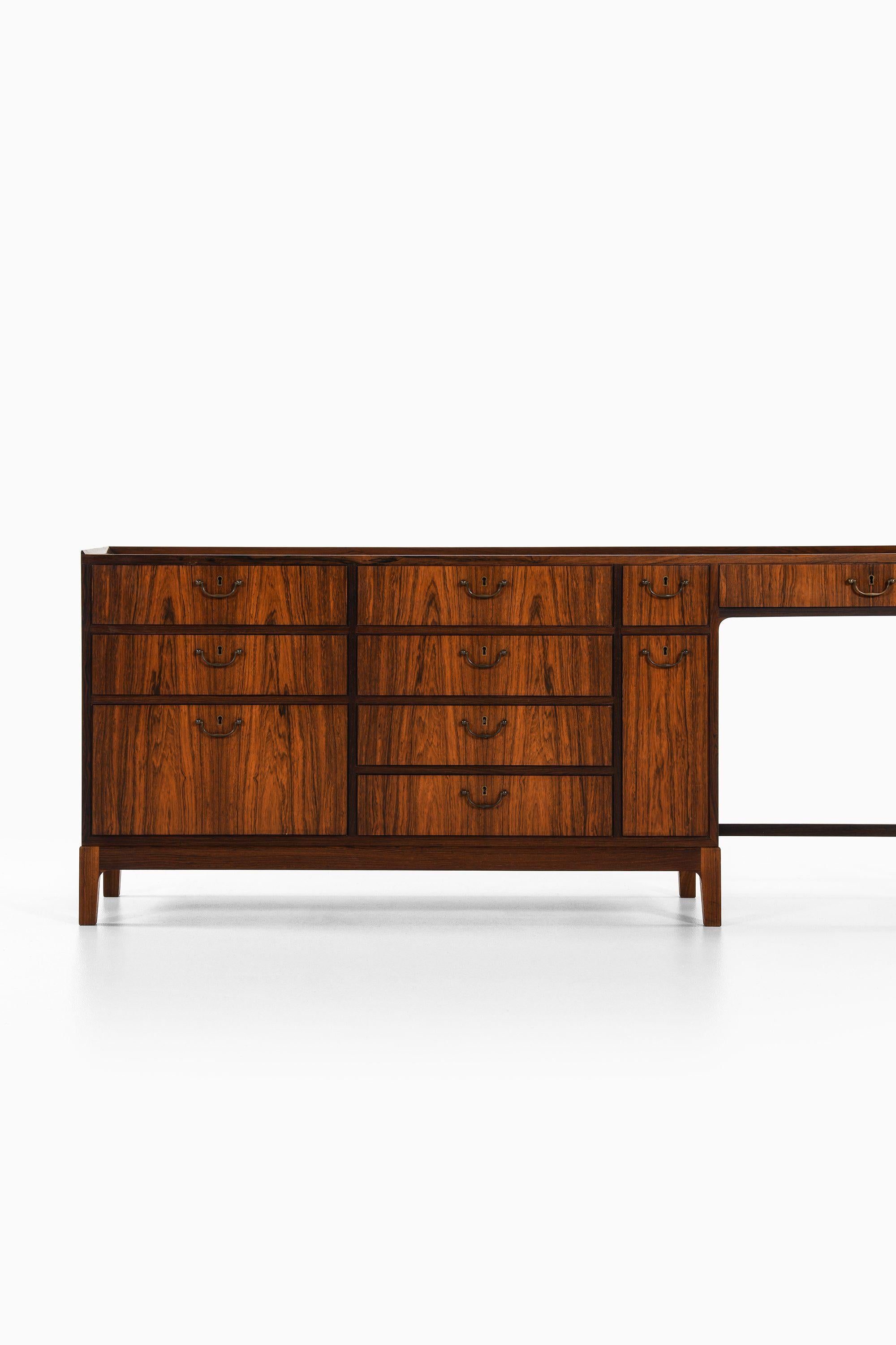 Danese Tavolino da toilette / Vanity / Bureau in palissandro e ottone di Frode Holm, anni 1950 in vendita