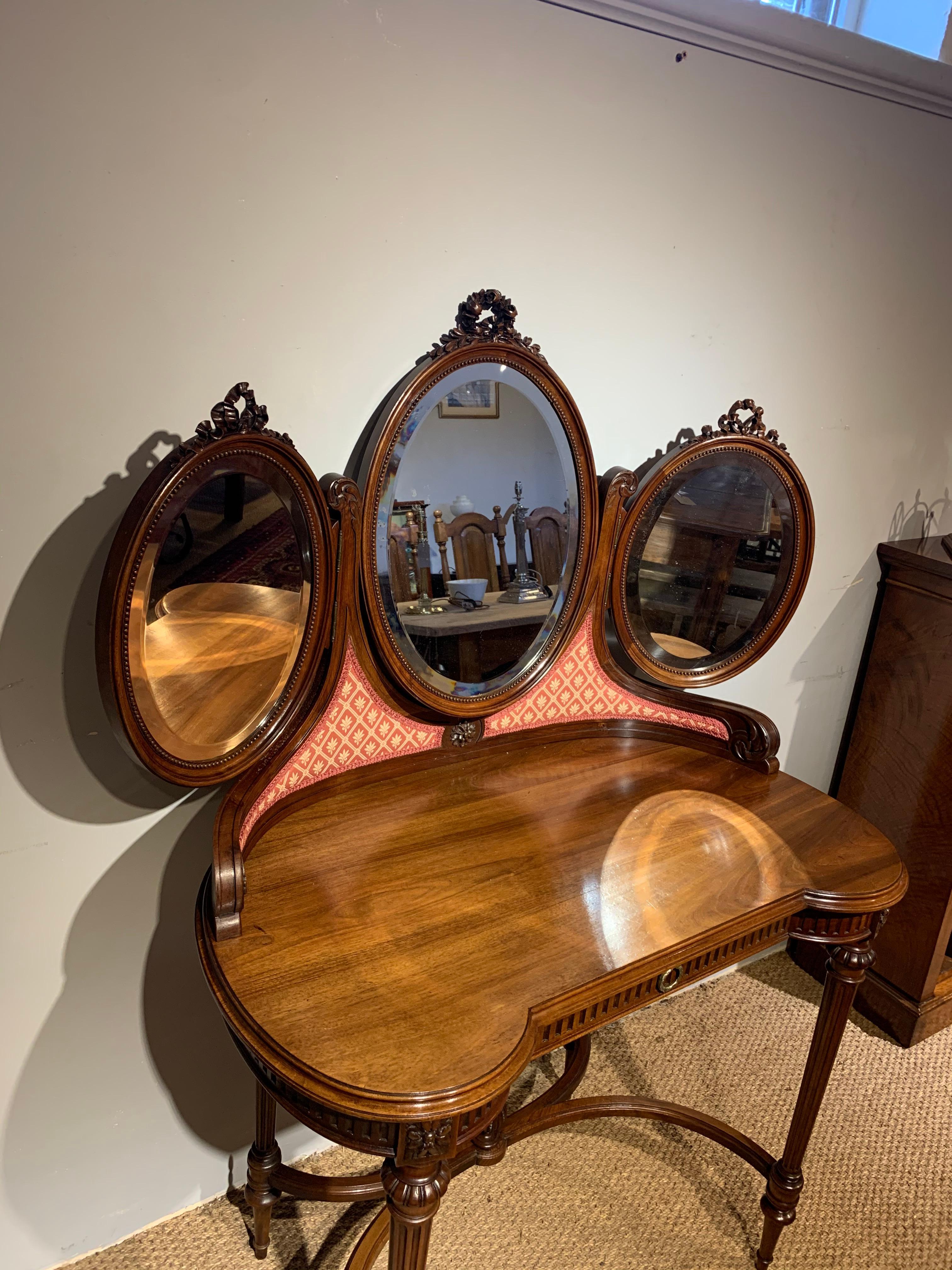 Fabulous late 19th century dressing table 

French dating to circa 1880s having 3 oval mirrors, large single drawer 

Constructed from solid walnut, having a wonderful color / patina. Having been through our workshops, cleaned / wax polished and