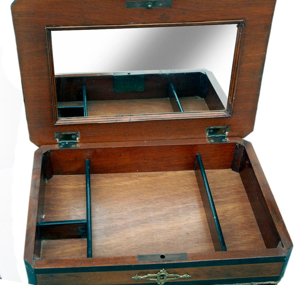 Late 19th Century Dressing Table with Locked Compartment For Sale 7