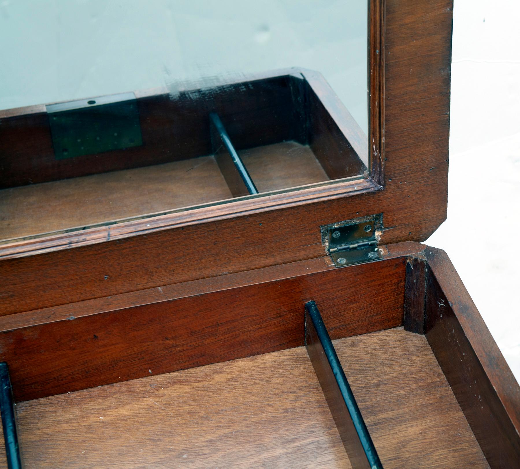 Late 19th Century Dressing Table with Locked Compartment For Sale 9