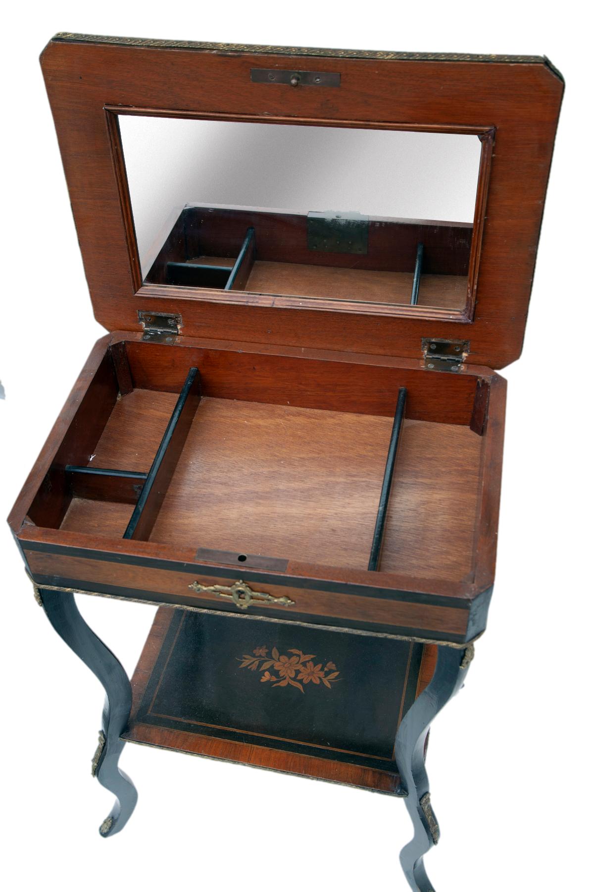 Late 19th Century Dressing Table with Locked Compartment For Sale 10