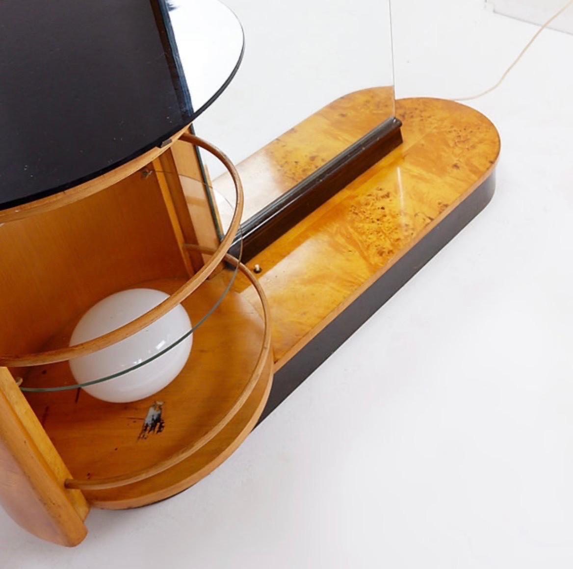 Dressing Table with Mirror by Jindrich Halabala for Up Zavody 

Wear consistent with age and use.
 

Art Deco - Bar - Dressing table


Measures : 110cmx45cm Ø top : 63cm H:172cm
Materails : Glass,Mirror,Walnut