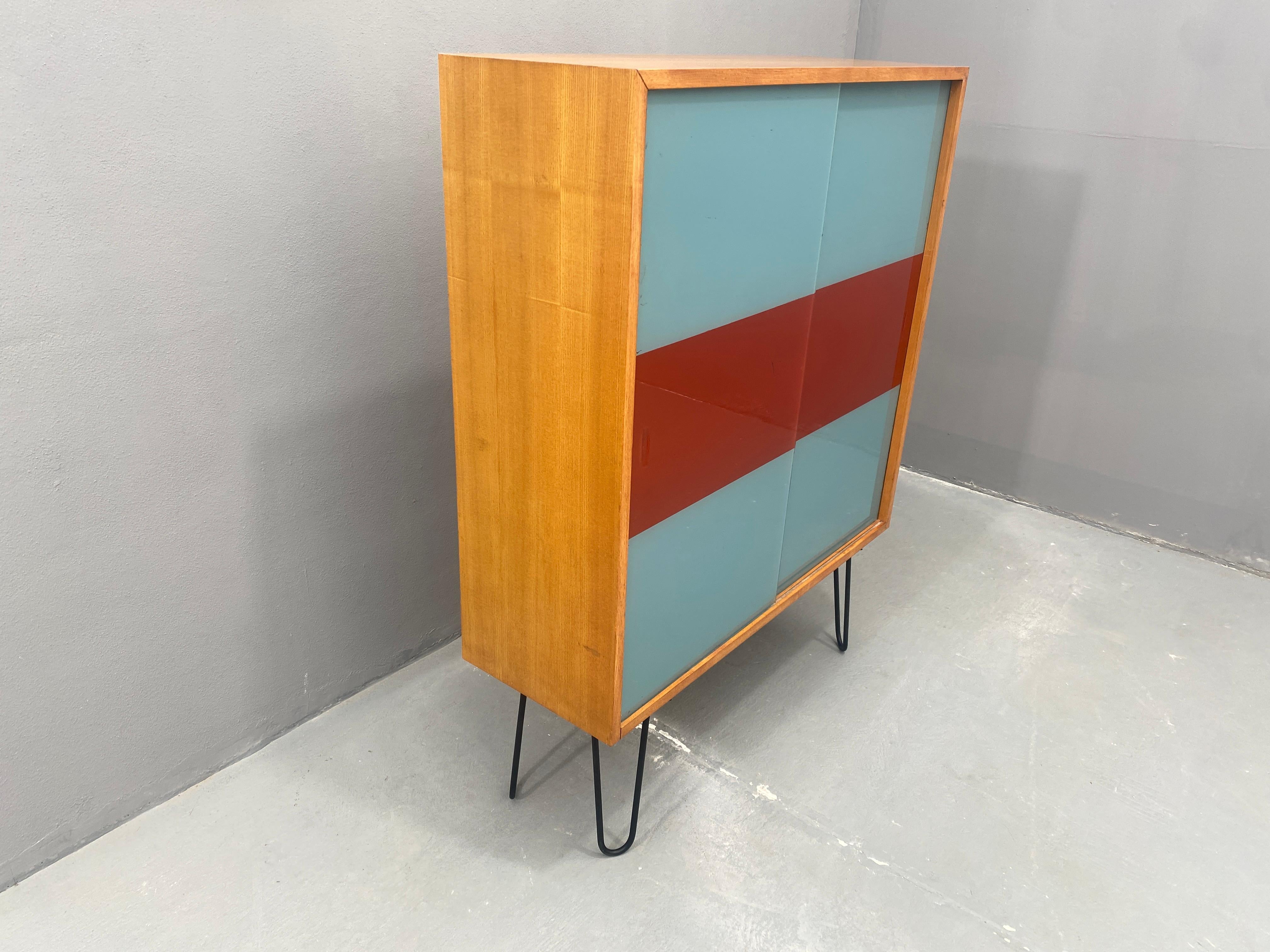 Art Déco Dřevotvar Hradec Králové Armadio con gambe in metallo e vetro colorato in vendita