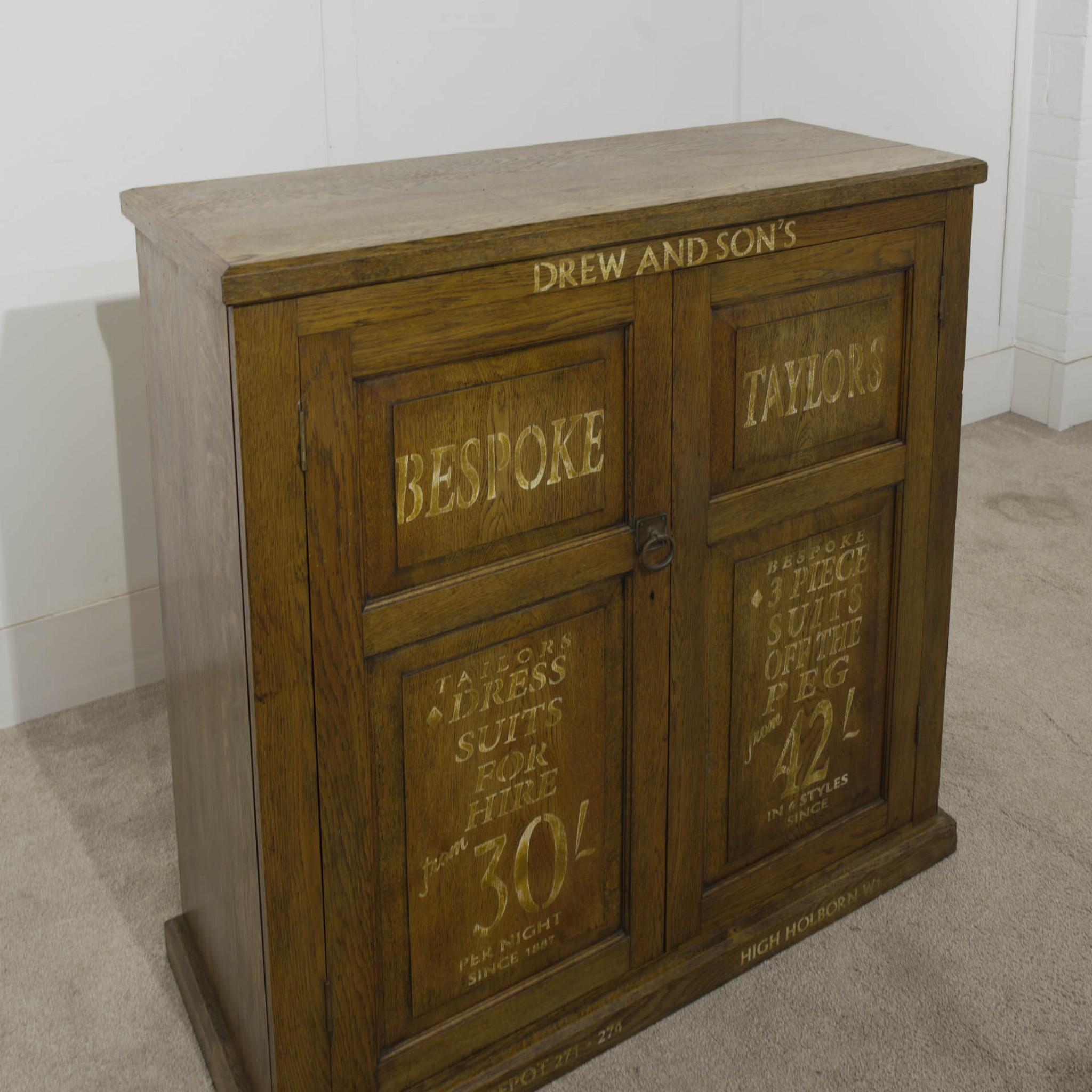 Vous voyez ici un meuble de caractère en chêne provenant de Drew and Sons à Londres.
Texte original peint à la main - Bespoke Taylors
Circa Date 1920
Acheté lors d'une vente privée dans le quartier de Clerkenwell à Londres
Offert en très bon état et