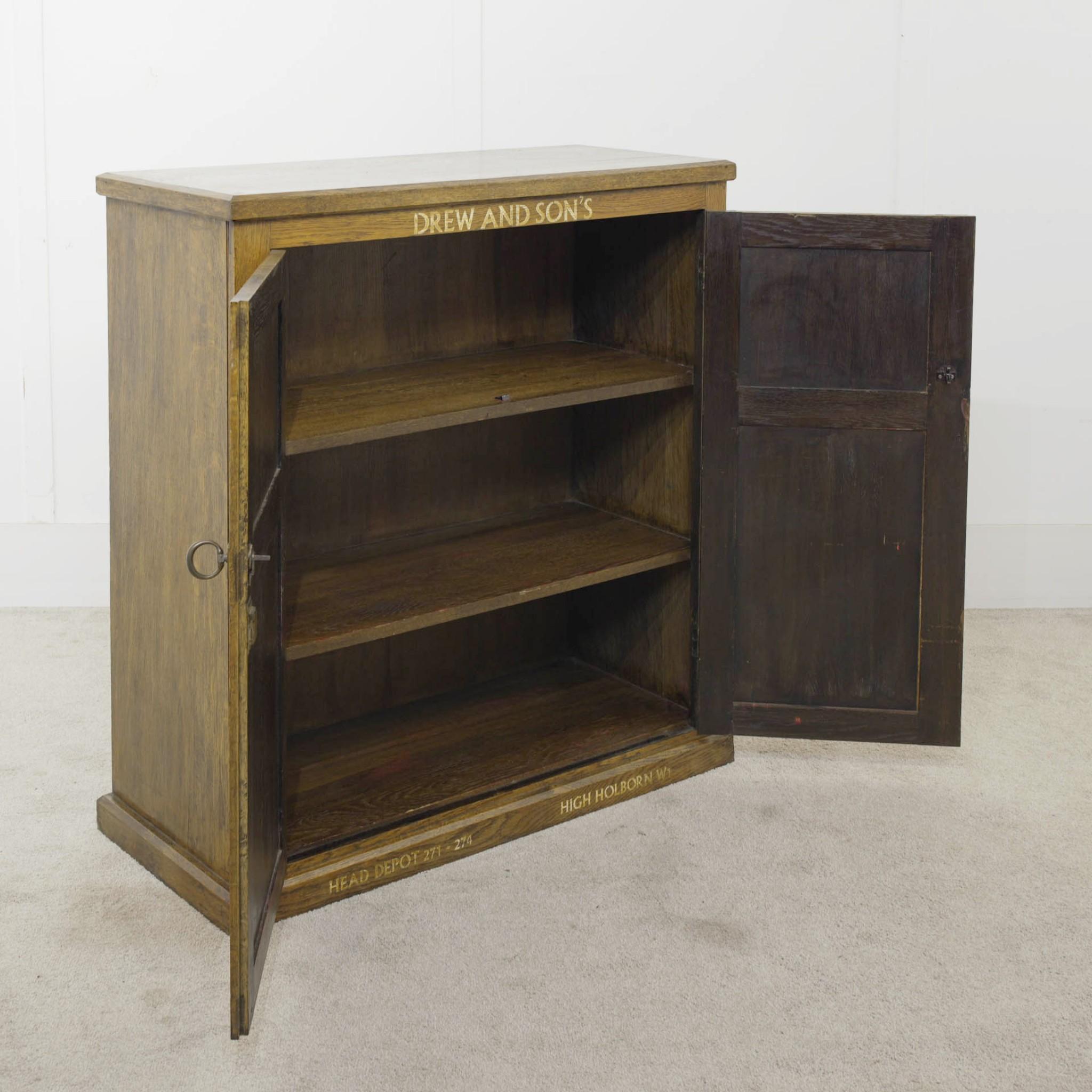 Début du 20ème siècle Drew & Sons Oak Oak Cabinet Shop Fitting Reclaimed Chest (Coffre récupéré) en vente