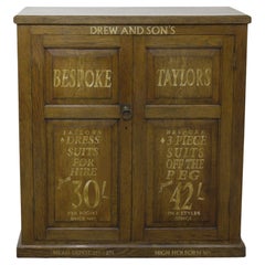 Drew & Sons, negozio di armadi in Oak, ha montato una cassapanca di recupero.