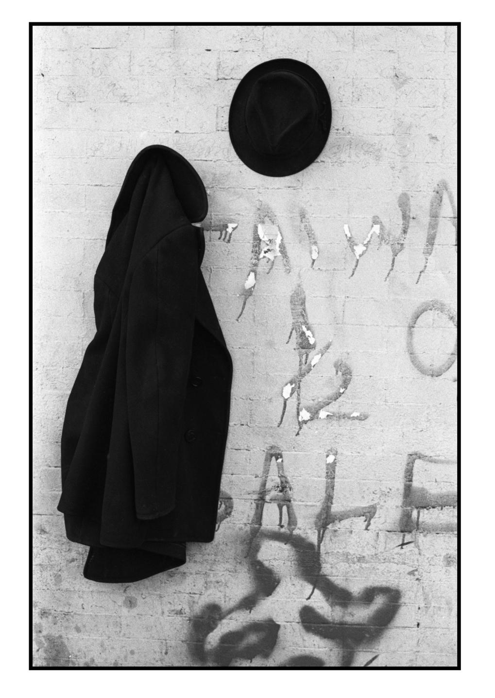 Drew Carolan Black and White Photograph – Kanalstraße