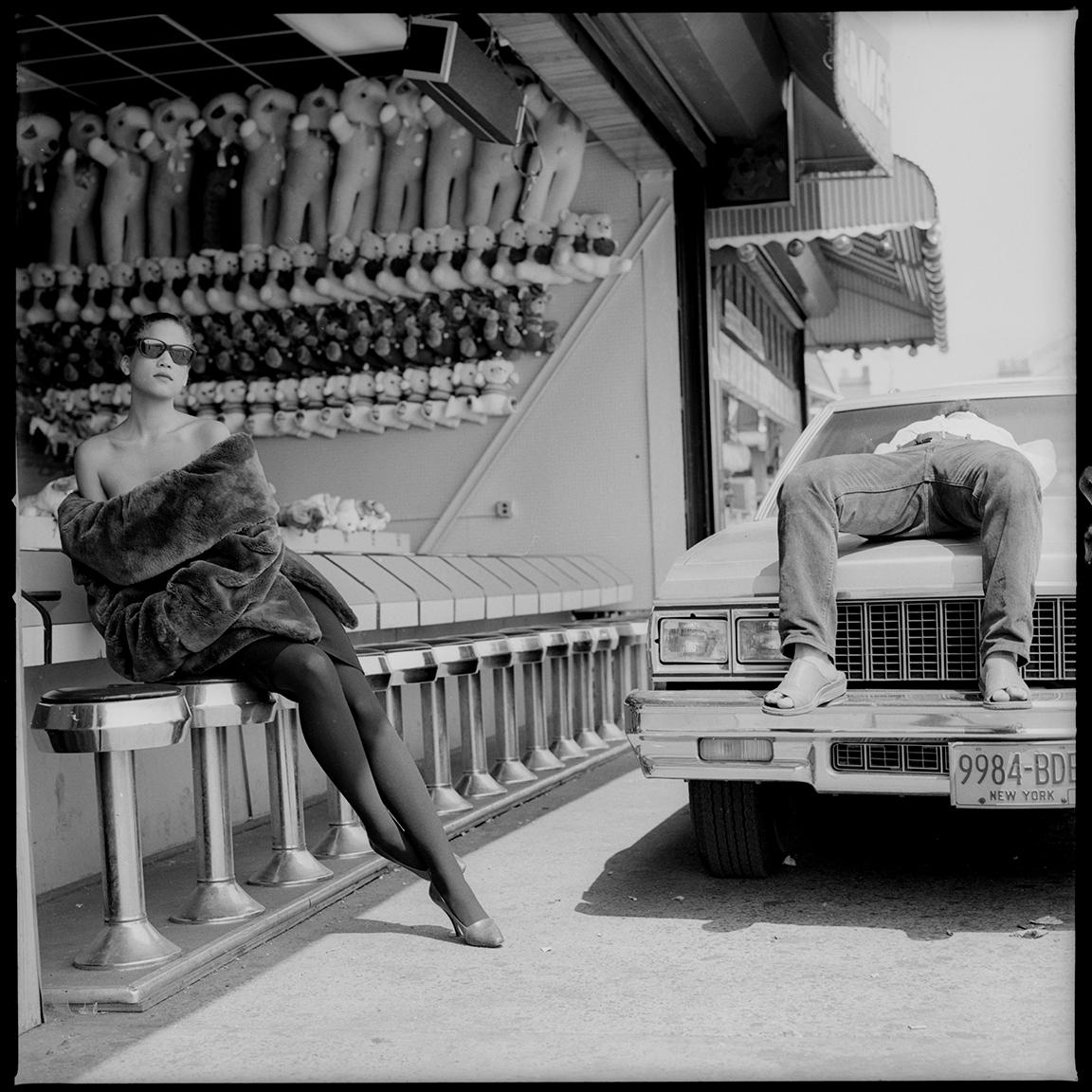 Model, Schauspielerin und Schriftstellerin Veronica Webb, fotografiert von Drew Carolan - Coney Island, Mai 1987. Veronica trägt Azzedine Alaïa. Der gebürtige New Yorker Drew liebte Coney Island schon als Kind. Als er begann, professionell zu