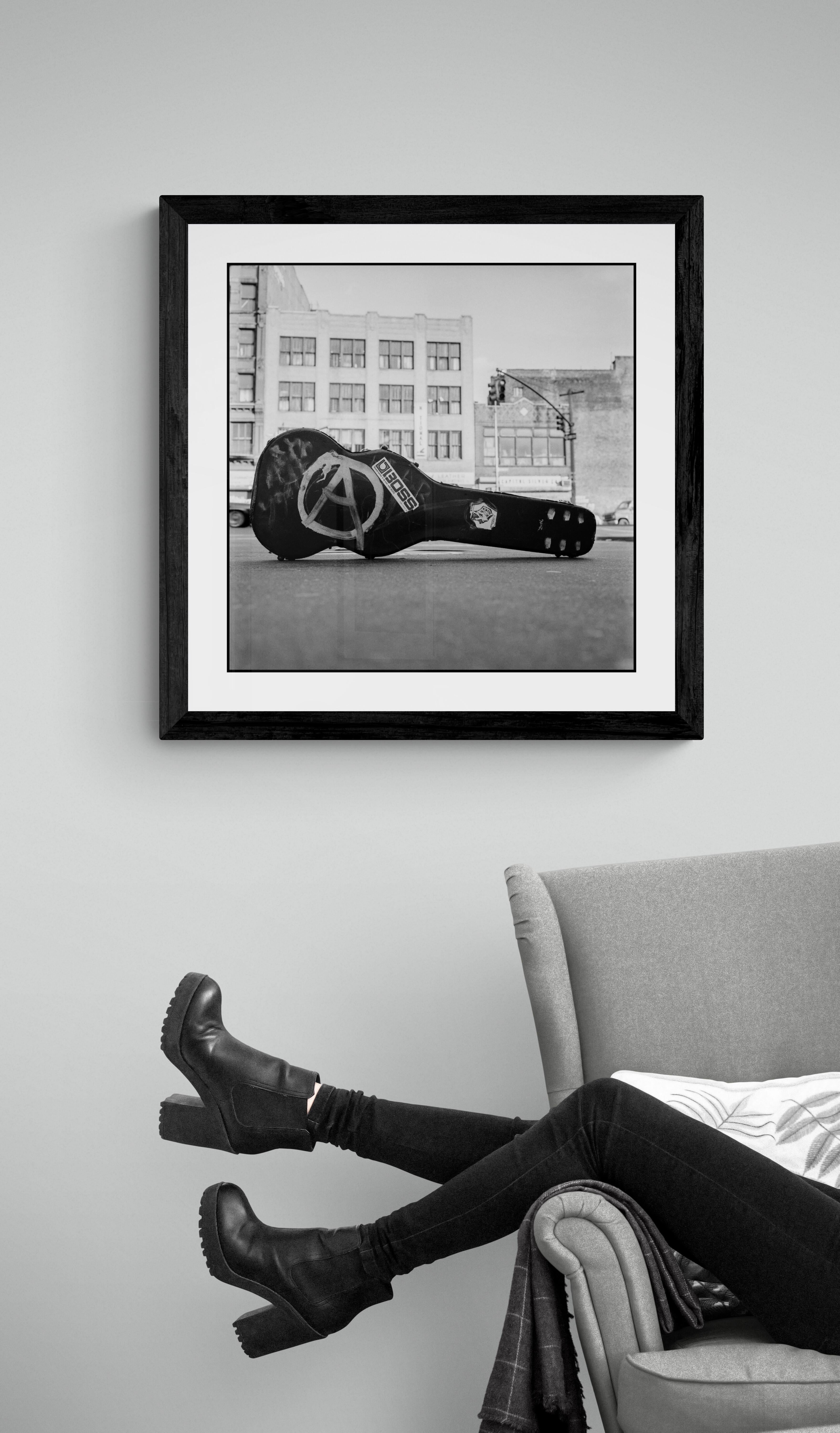 Guitare sur Bleecker St. - Photograph de Drew Carolan
