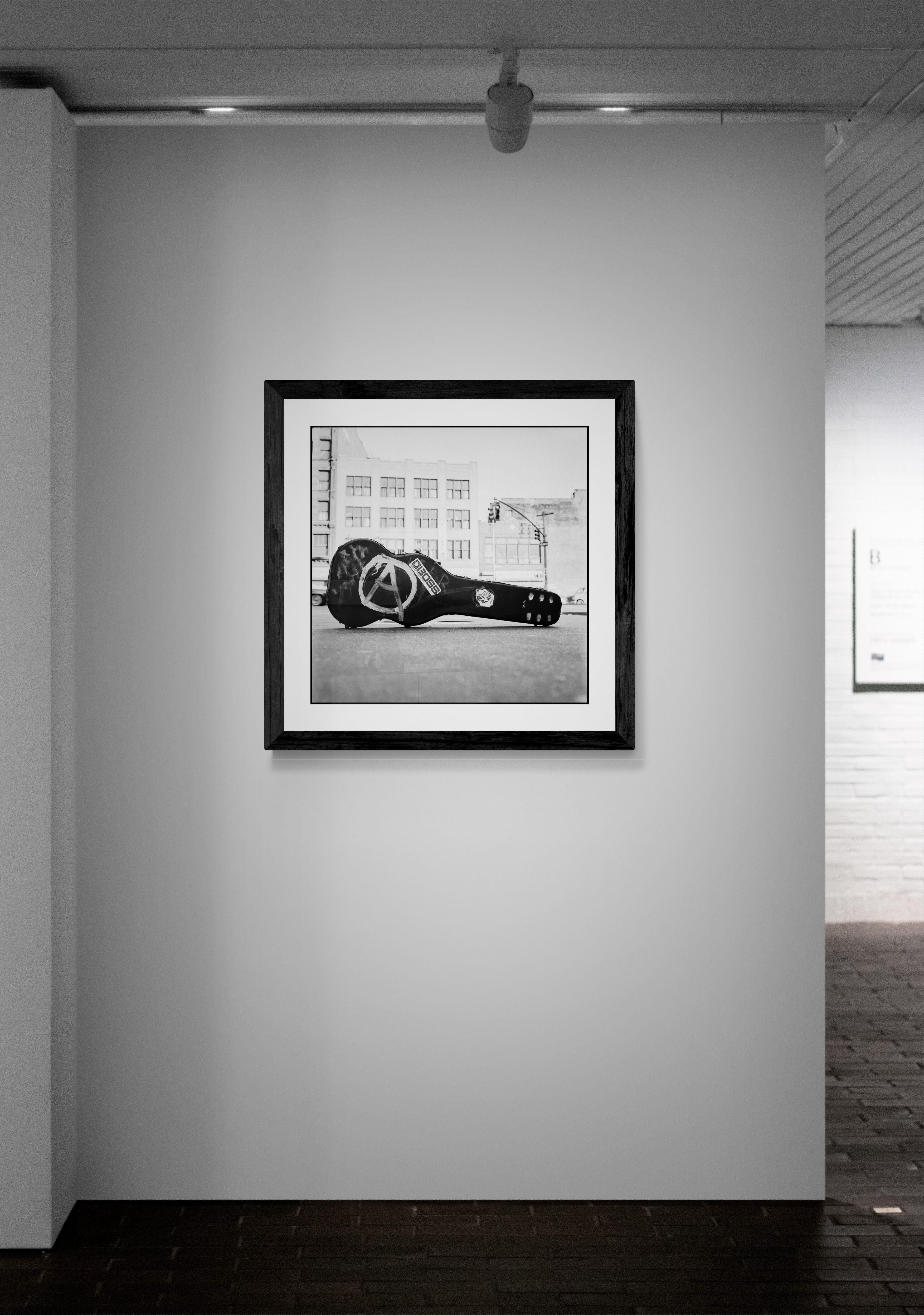 Guitare sur Bleecker St. - Gris Black and White Photograph par Drew Carolan
