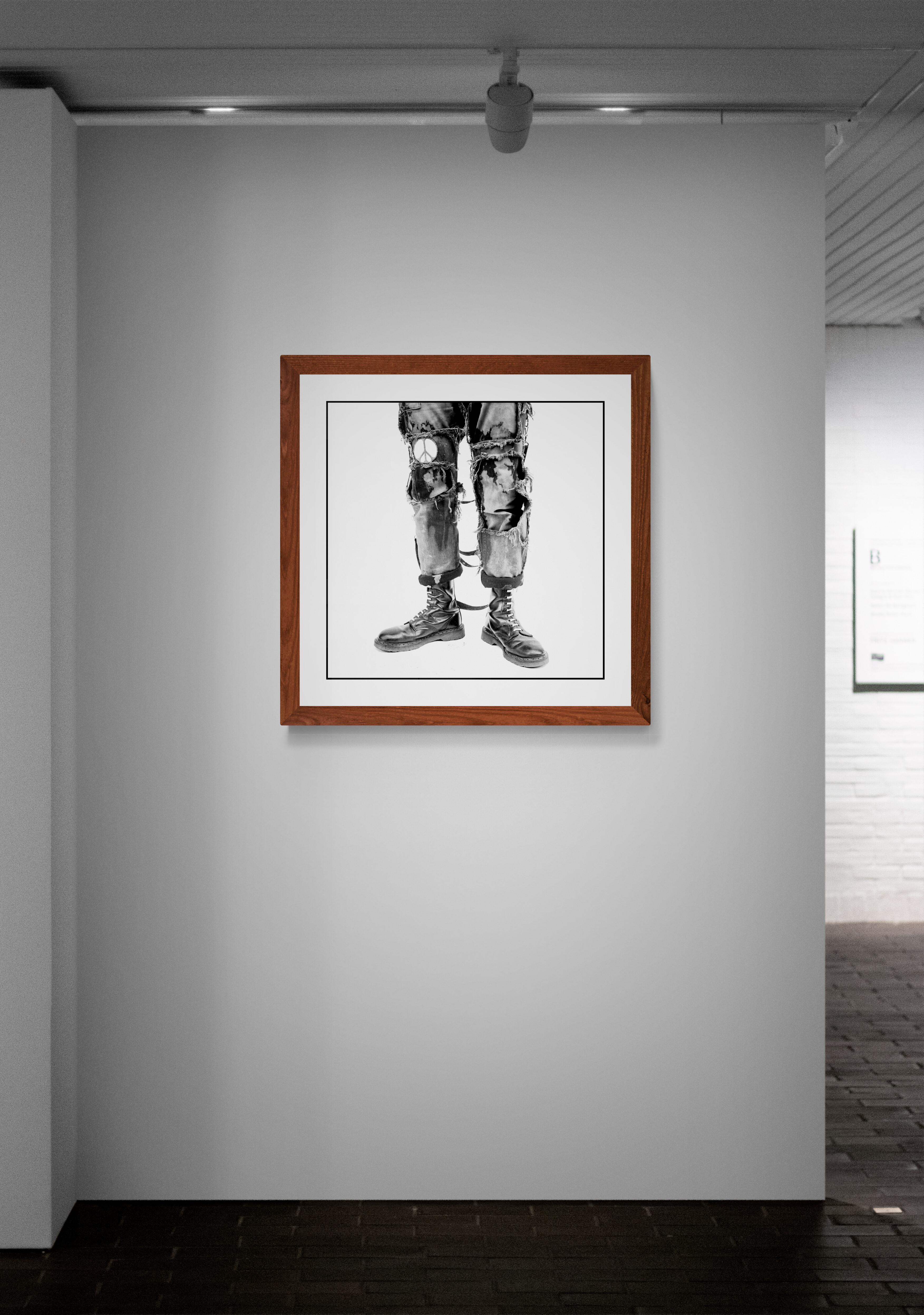 Pantalon Peace de Drew Carolan - Photographie de mode punk en vente 2
