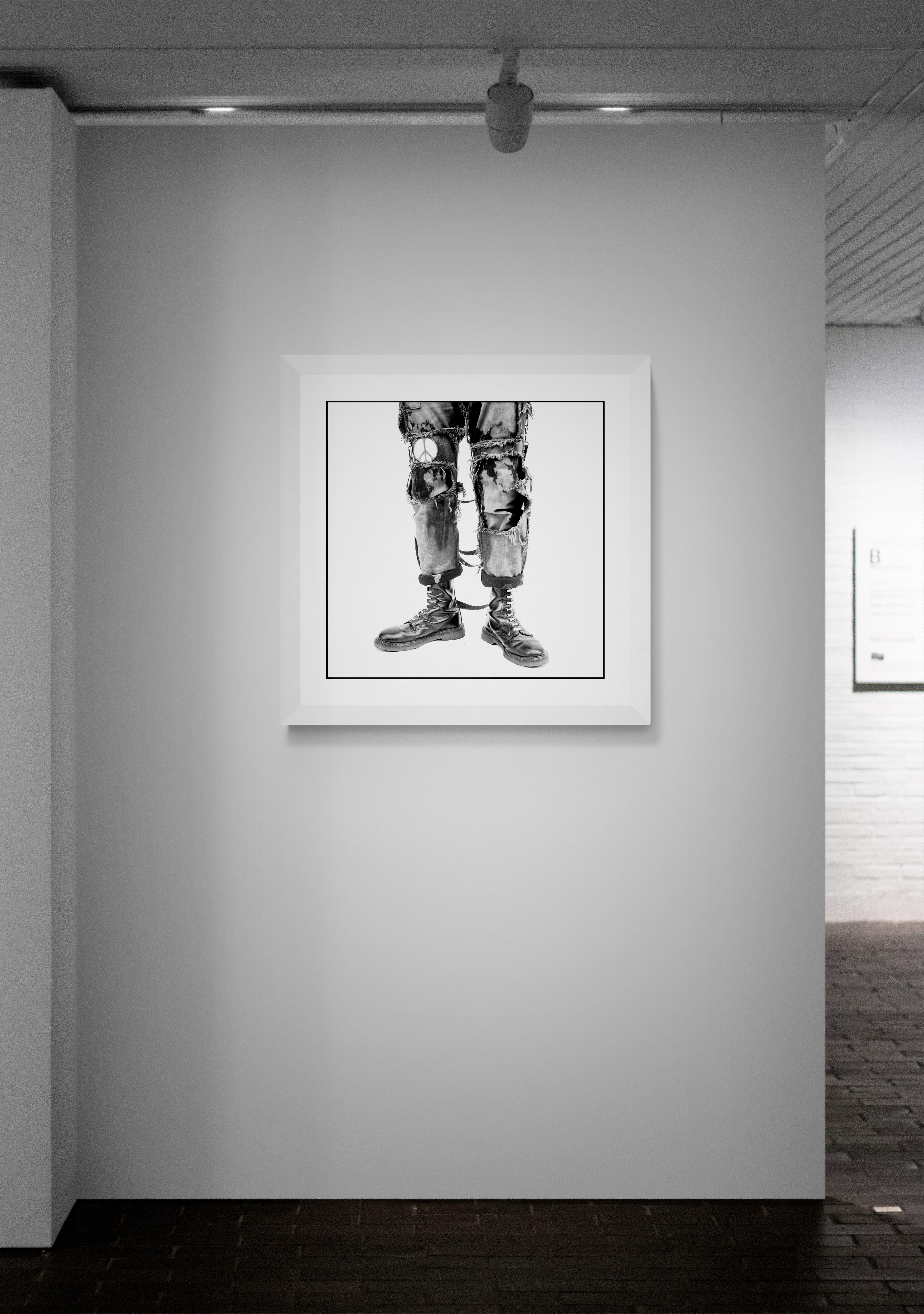 Pantalon Peace de Drew Carolan - Photographie de mode punk en vente 3