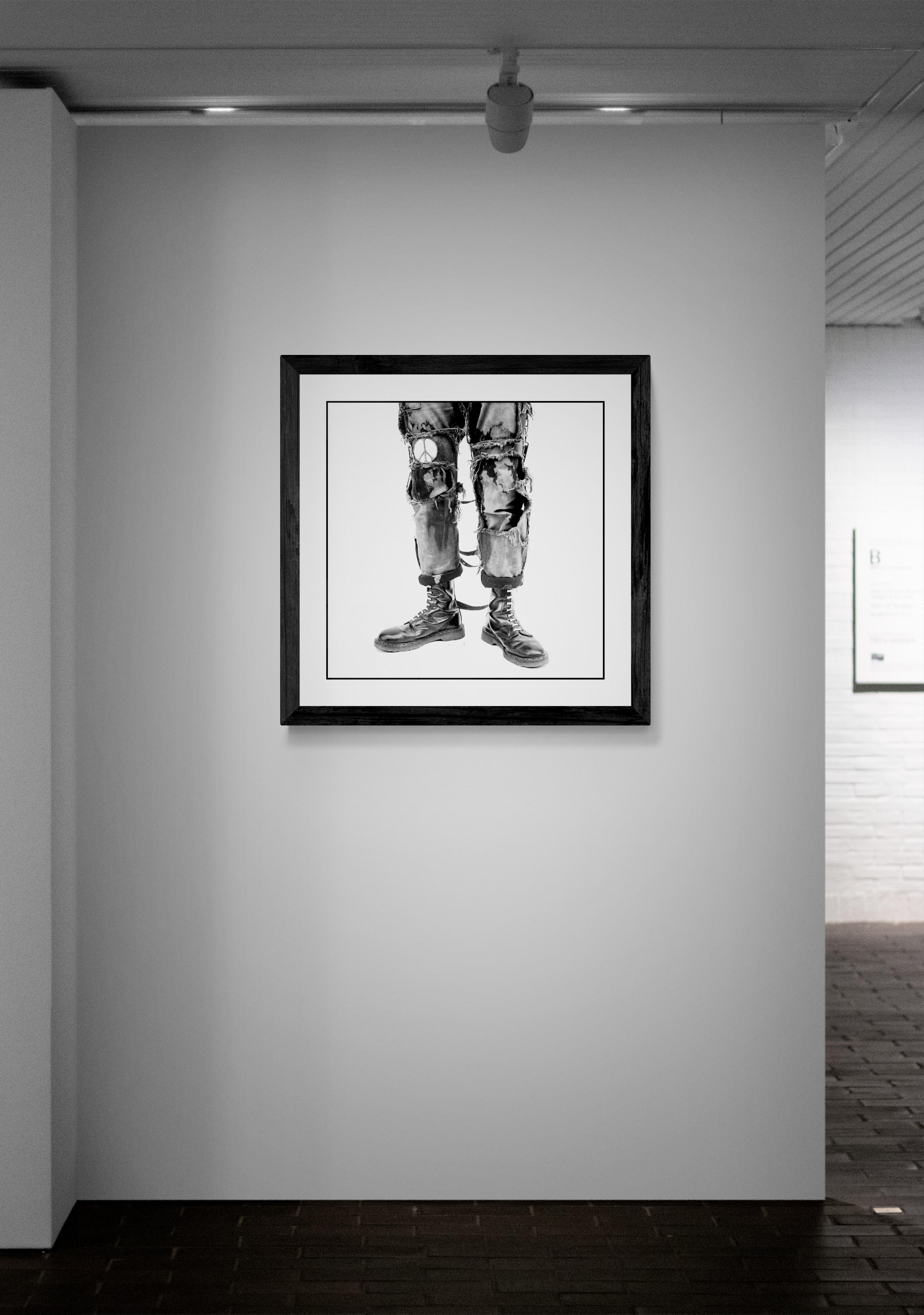 Pantalon Peace de Drew Carolan - Photographie de mode punk en vente 4