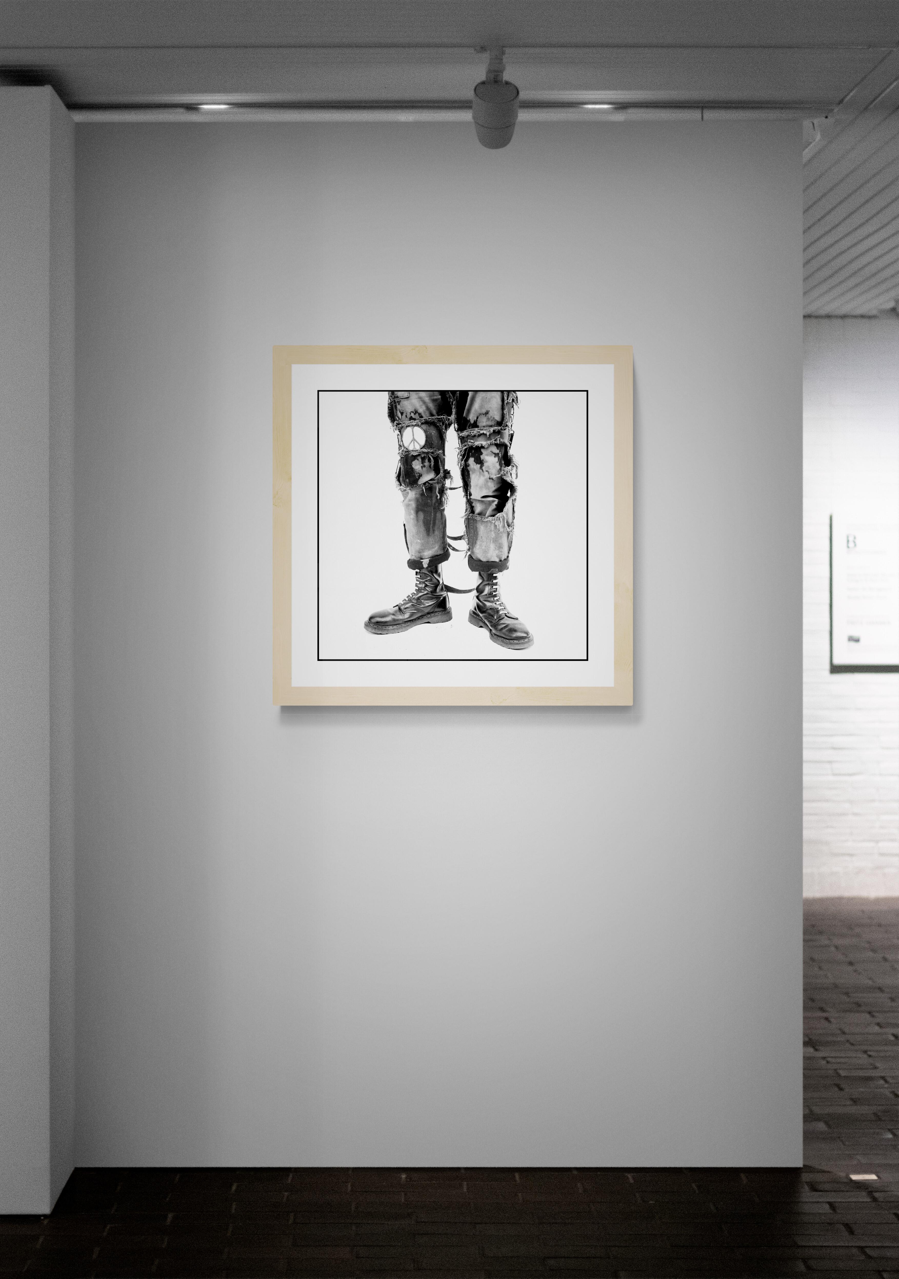 Pantalon Peace de Drew Carolan - Photographie de mode punk en vente 5