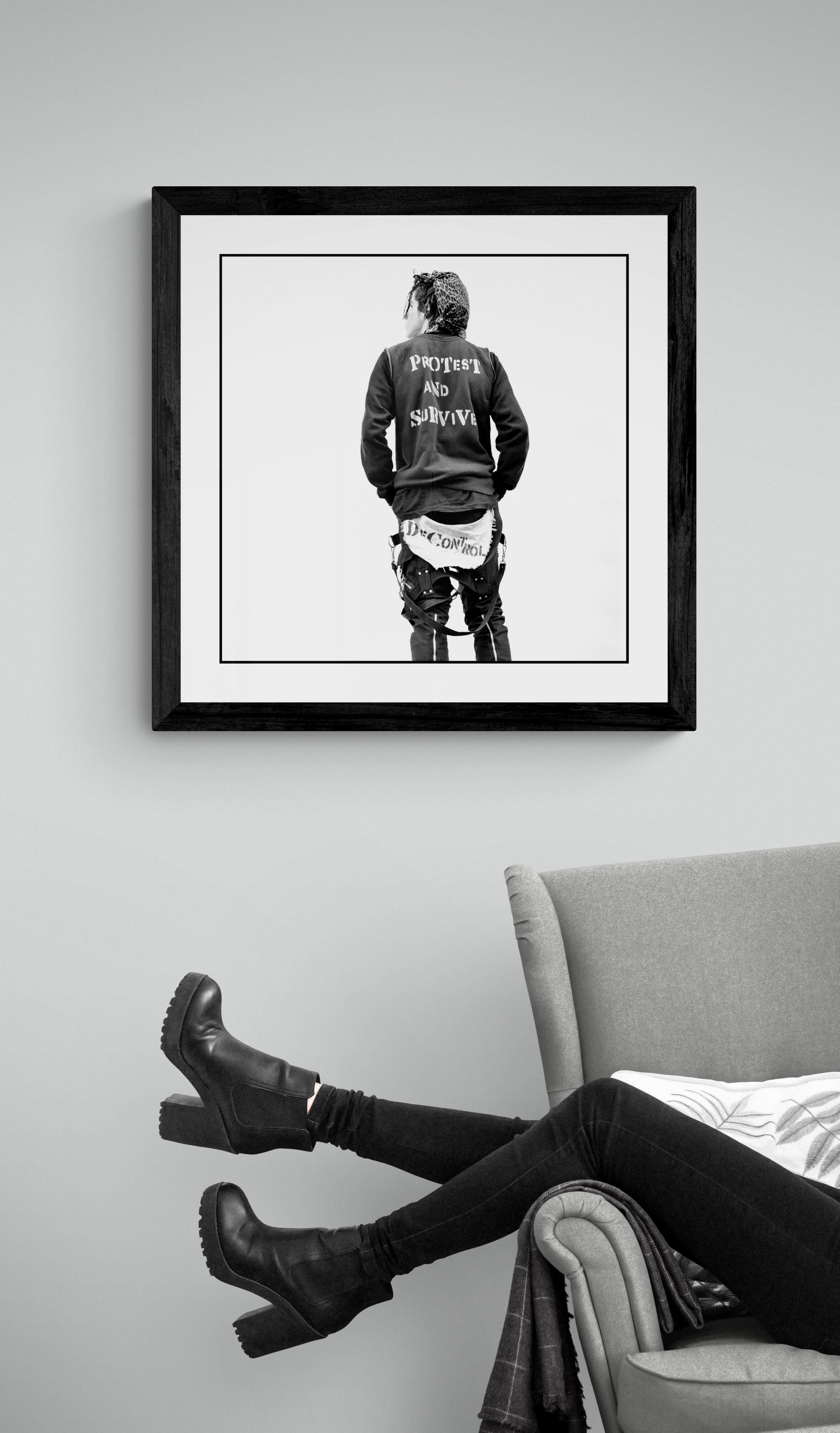 Protestare e sopravvivere - Photograph di Drew Carolan
