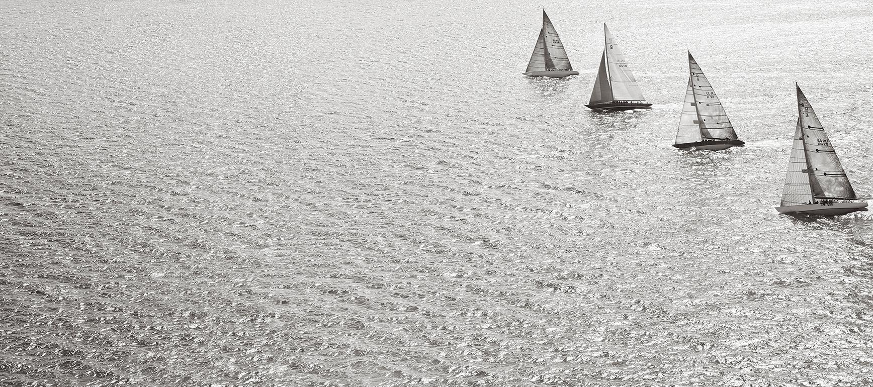 Drew Doggett Portrait Photograph – 12-Meter-Rennenjachten schaffen ein Muster auf offenem Meer, Luftbild, Ikonisch 