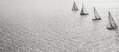12-Meter-Rennen Yachts mit Muster auf offenem Meer, Luftbild, ikonisch 