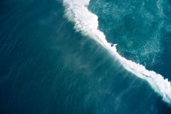 Un surfista solitario in un'onda sulla North Shore di Oahu, la mecca del surf.