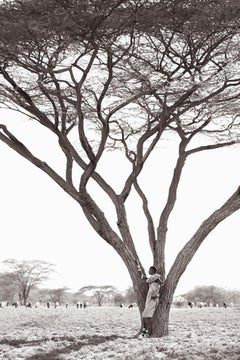 Eine Samburu-Frau steht auf diesem von der Mode inspirierten Bild vor einem Akazienbaum.  Bild