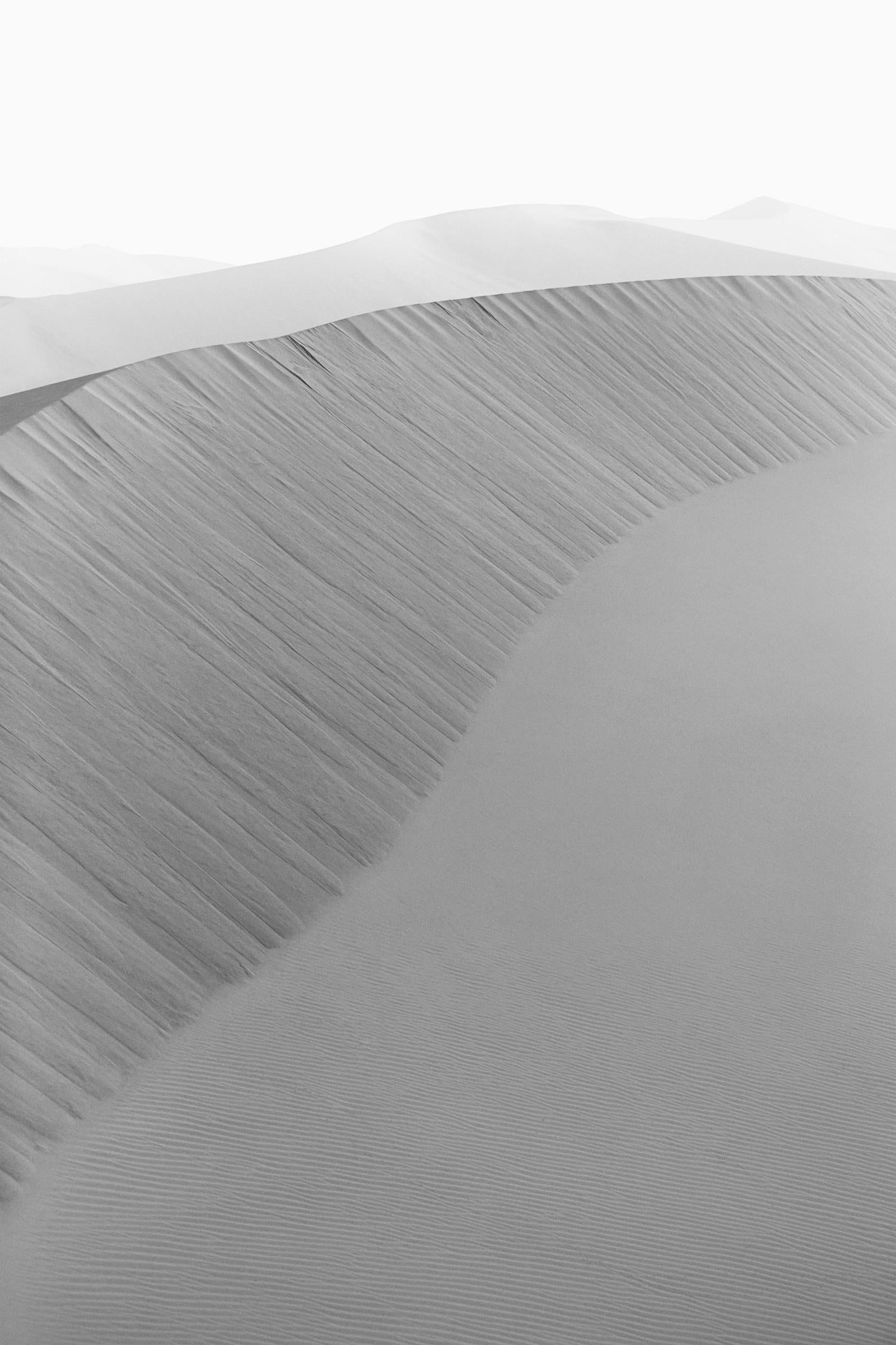 Drew Doggett Black and White Photograph – Eine Sanddüne in Namibia mit einem vom Wind verursachten Wellenmuster