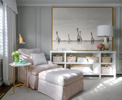 Una singola giraffa corre attraverso le pianure dell'Africa