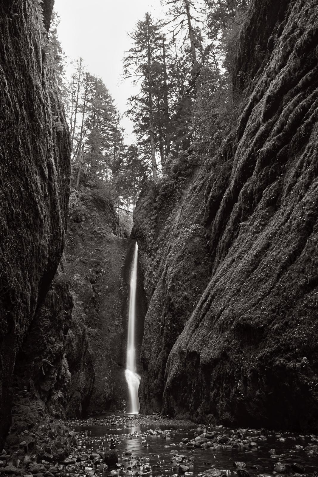 Una cascata nascosta in un canyon nascosto nell'ovest americano - Photograph di Drew Doggett