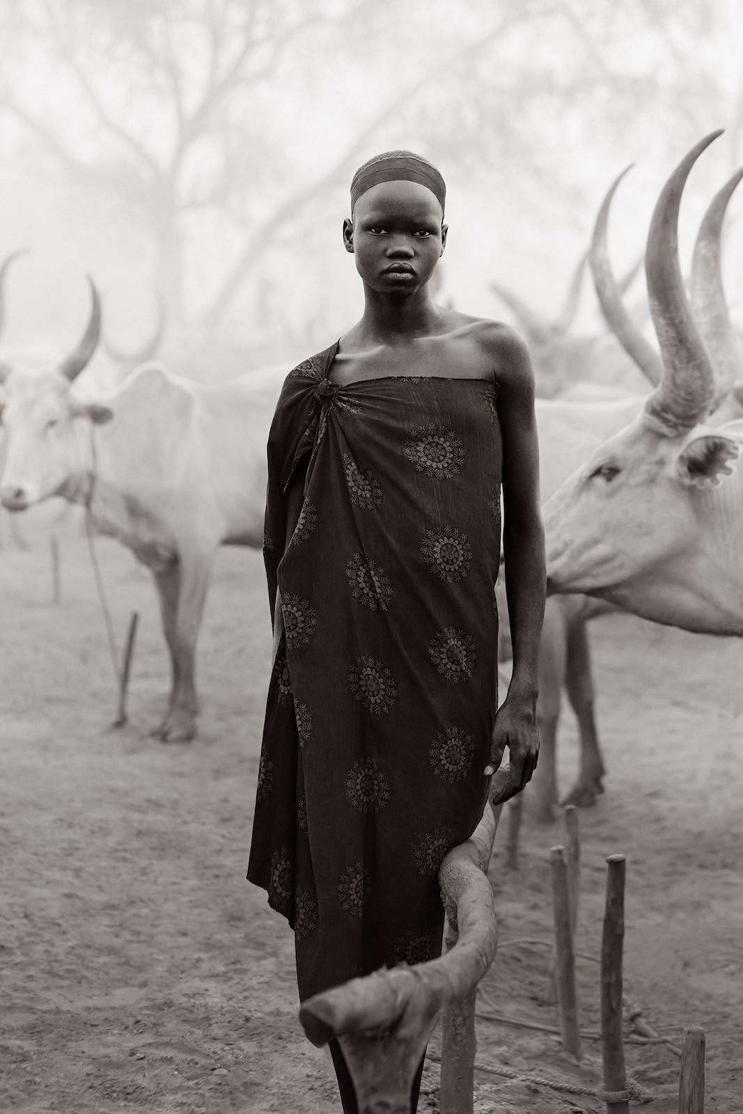 Un joven Mundari irradia fuerza en este retrato tomado en los campamentos ganaderos - Photograph de Drew Doggett