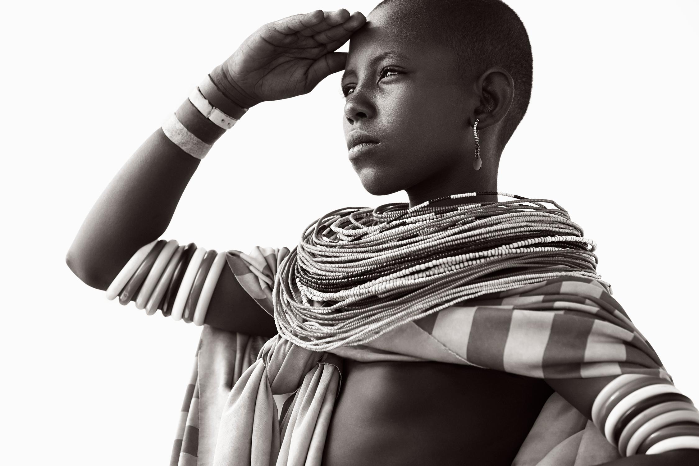 Drew Doggett Black and White Photograph – Eine junge Frau blickt über die nördlich von Kenia stammende Wüste, ihr Vorfahren