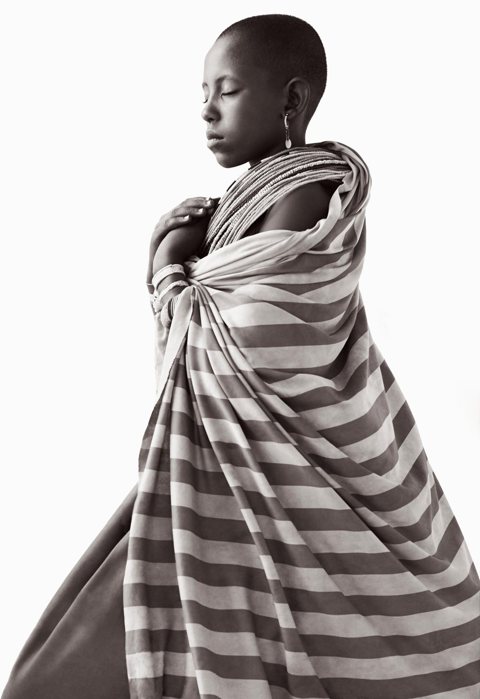 Drew Doggett Black and White Photograph – Adato, eine junge Frau aus Rendille, ist eine Vision von Ruhe und Ruhe.