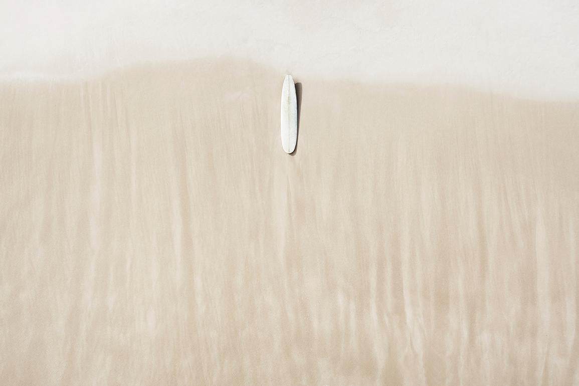 Drew Doggett Landscape Photograph – Luftaufnahme eines Surfboards auf dem Sand auf Oahu, Farbfotografie, Horizontal