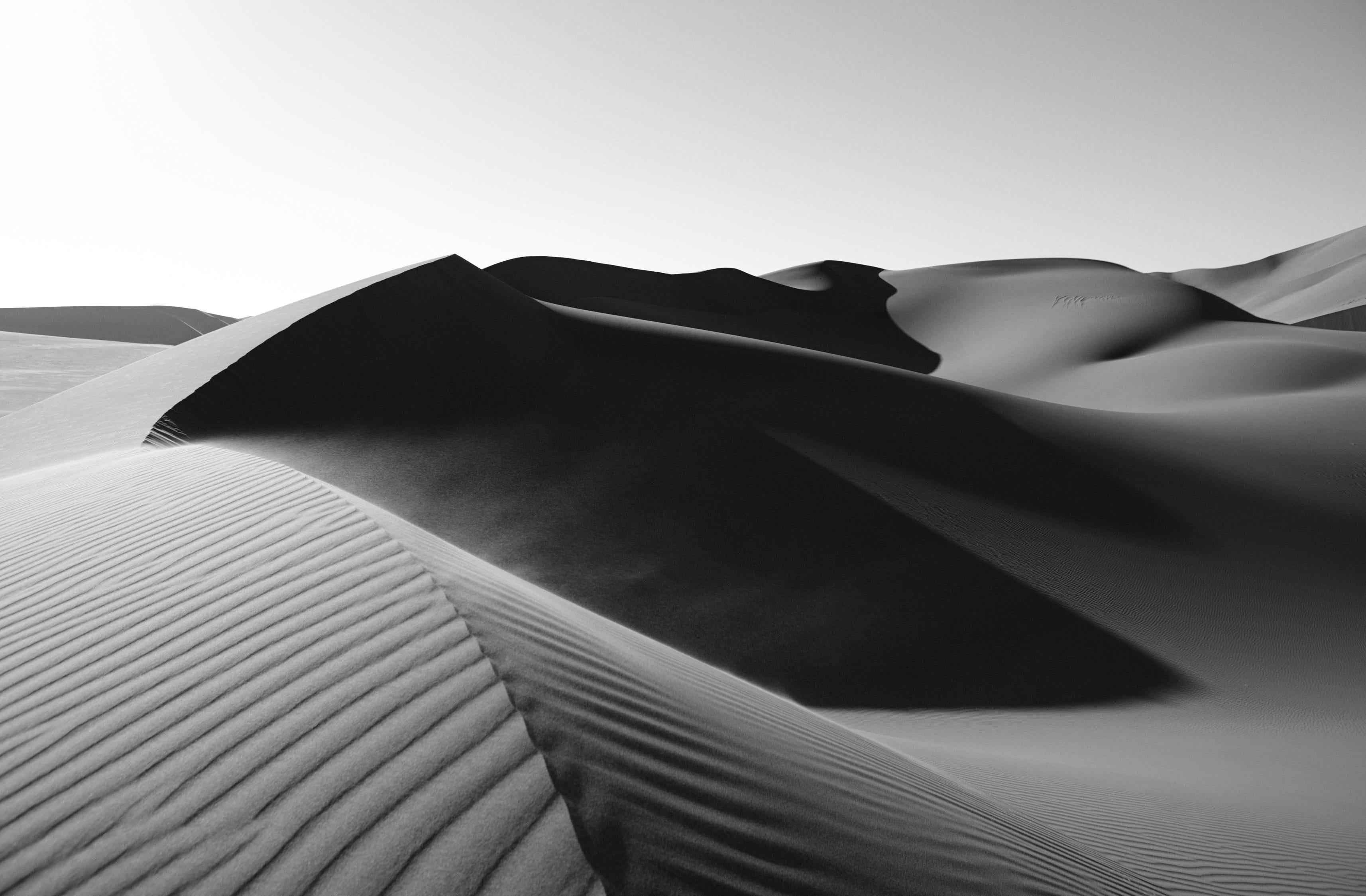 Bellissima immagine in bianco e nero di dune di sabbia con l'effetto increspato dal vento - Photograph di Drew Doggett