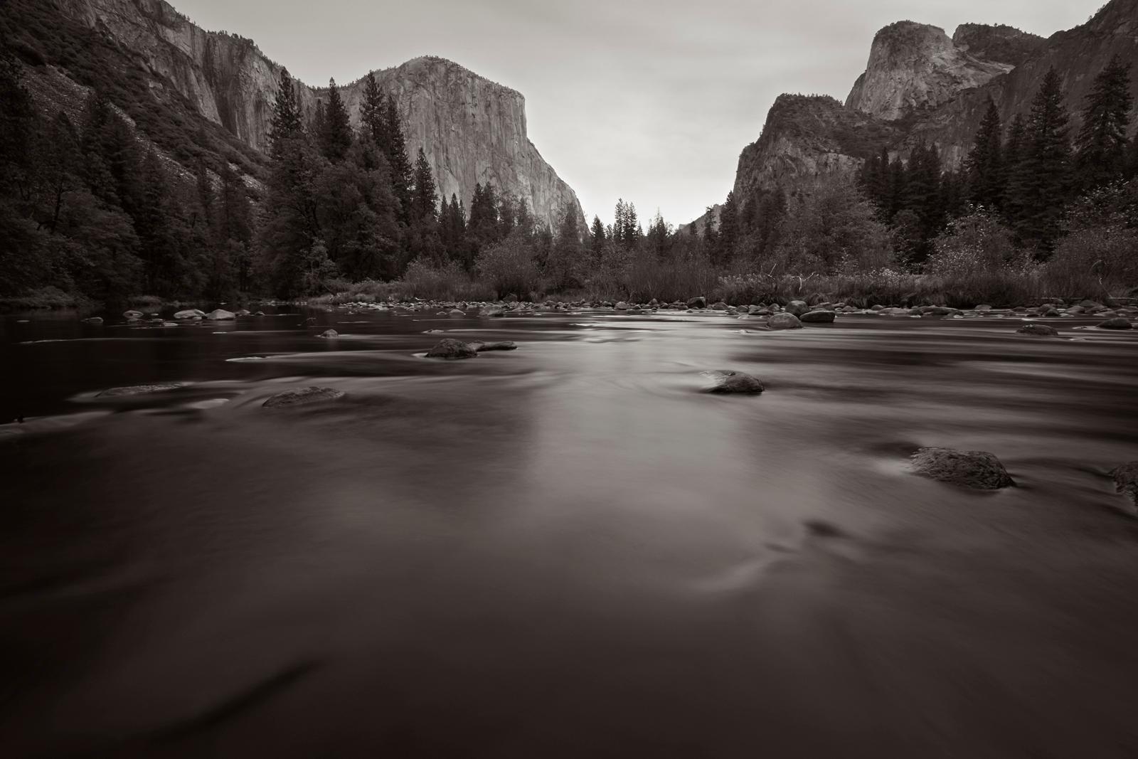 Schwarz-Weiß-Bild eines Flusses, der durch das Yosemite Valley fließt – Photograph von Drew Doggett