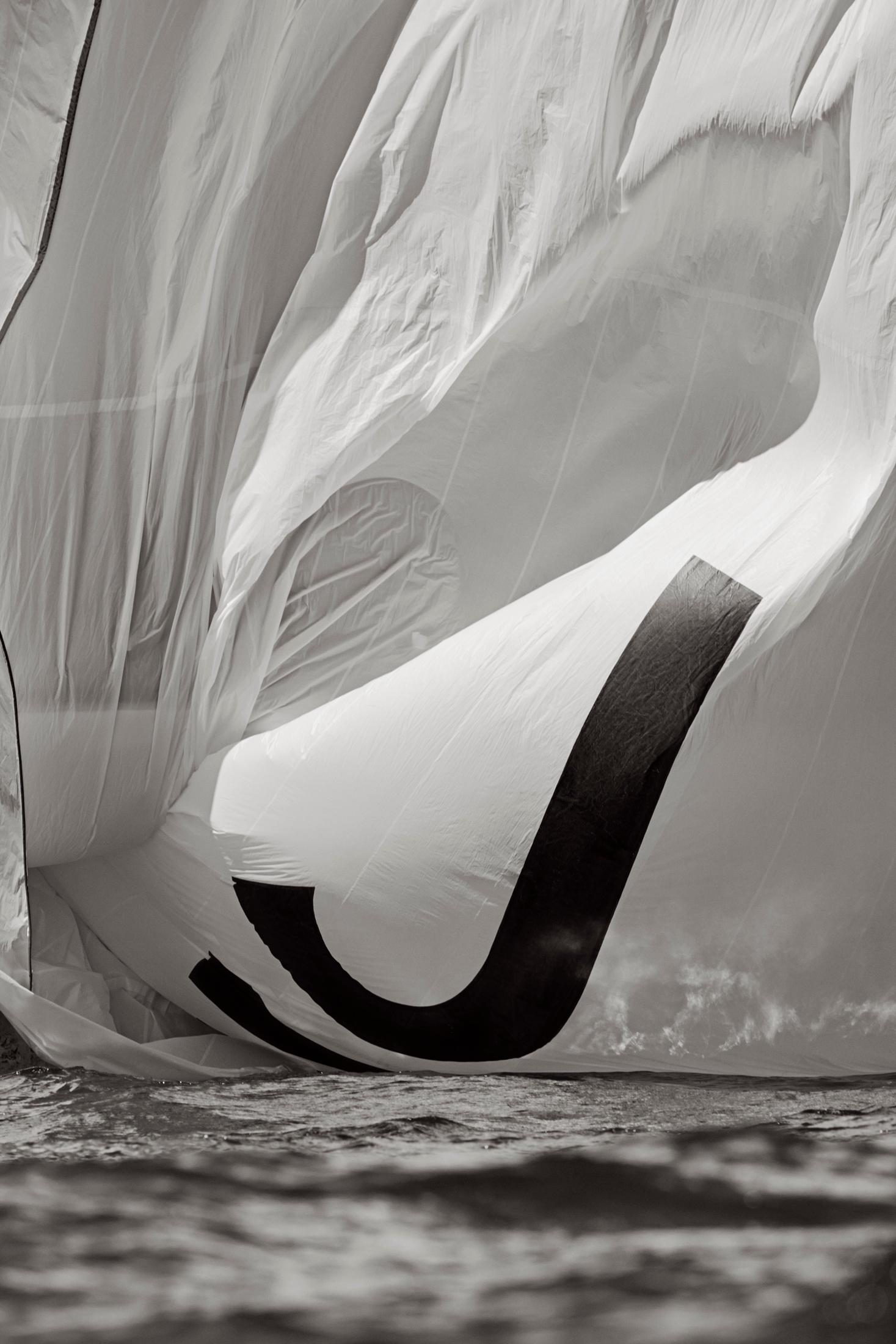 Drew Doggett Black and White Photograph – Schwarz-Weiß-Fotografie, die die abstrakten Formen der Elite-Yachten zeigt