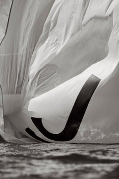 Fotografia in bianco e nero che mostra le forme astratte create dagli yacht d'élite