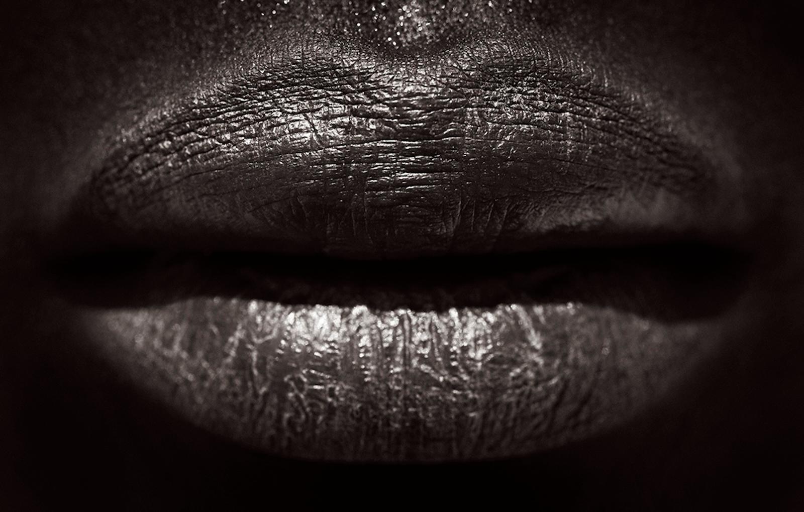 Portrait audacieux et détaillé des lèvres d
une femme suri en Éthiopie - Photograph de Drew Doggett