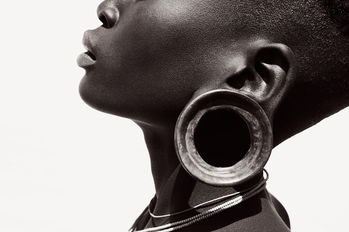 Black and White Photograph di Drew Doggett - Gioielli audaci esposti in Etiopia, Moda, Orizzontale, Ritratto