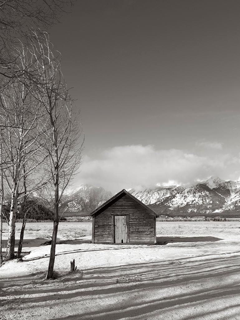 Black and White Photograph Drew Doggett - Classique cabane Lone dans l'Ouest américain, emblématique, montagnes, parc national 