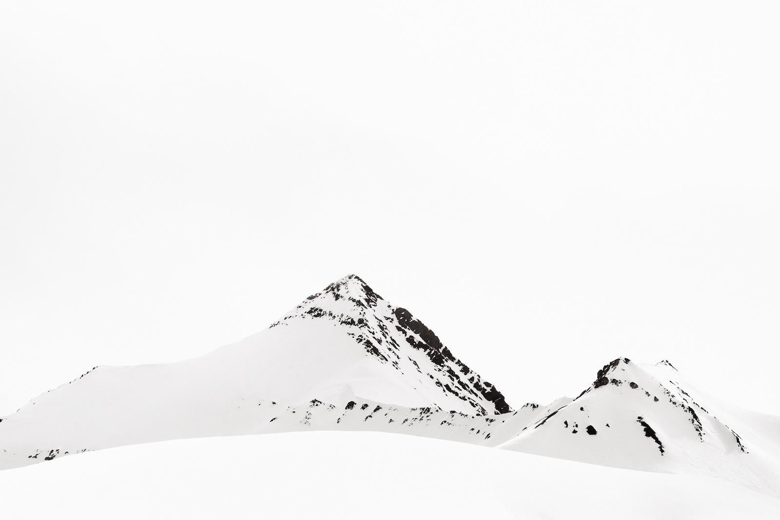 Ätherische, schöne Spitzen vor einer schönen Schneeformation – Photograph von Drew Doggett