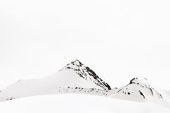 Cime eteree e bellissime contro una splendida formazione di neve