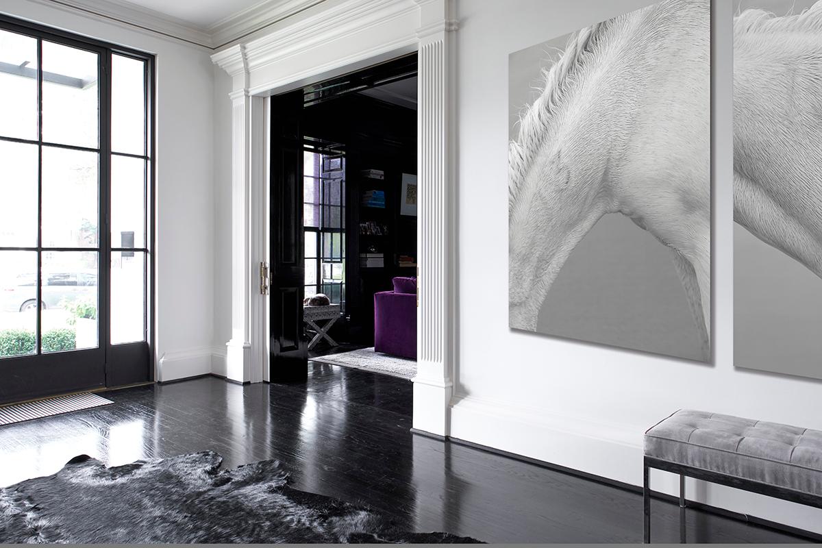 Stampa eterea in bianco e nero dei cavalli della Camargue - Black and White Photograph Grigio di Drew Doggett