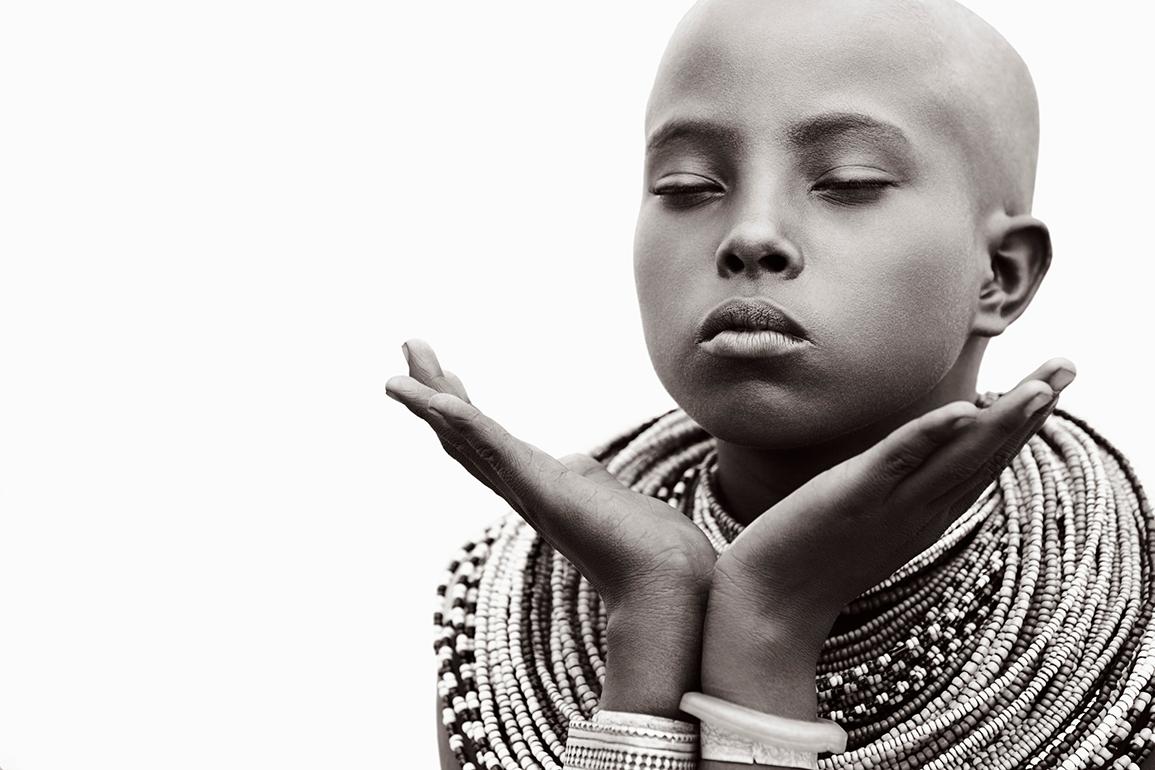 Drew Doggett Black and White Photograph – Mode, Ikonisch, Porträt einer Stammesfrau in Kenia, Jünger, Ikonisch, Schmuck
