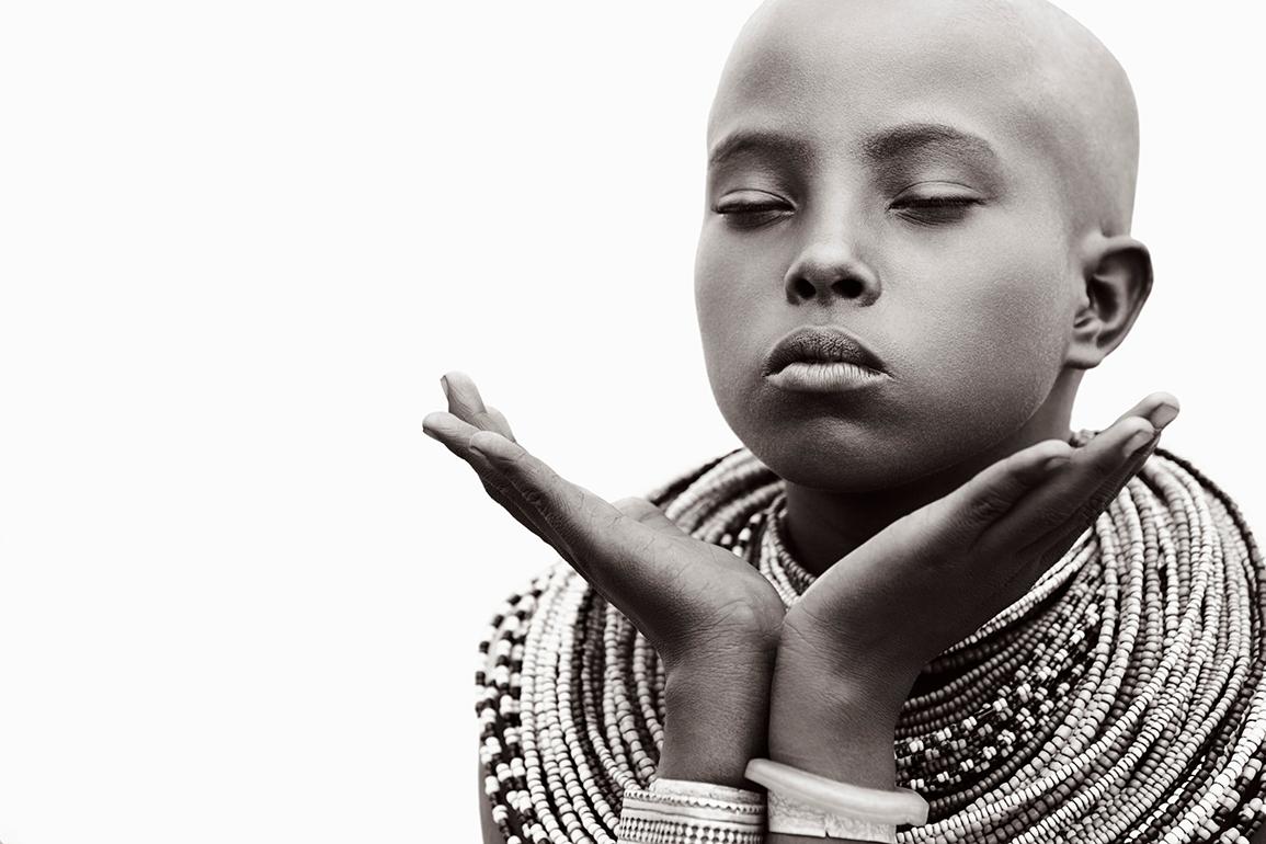 Black and White Photograph di Drew Doggett - Moda, Iconico, Ritratto di una donna tribale in Kenya, Giovane, Iconico, Gioielli