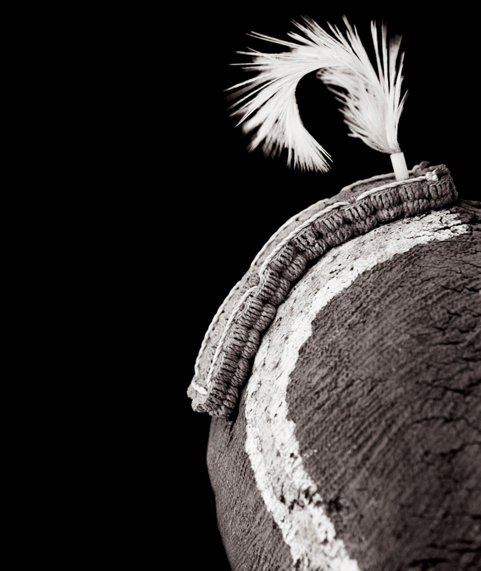 Portrait en noir et blanc d'un homme de Whiting portant une coiffe, inspiré par la mode. - Photograph de Drew Doggett